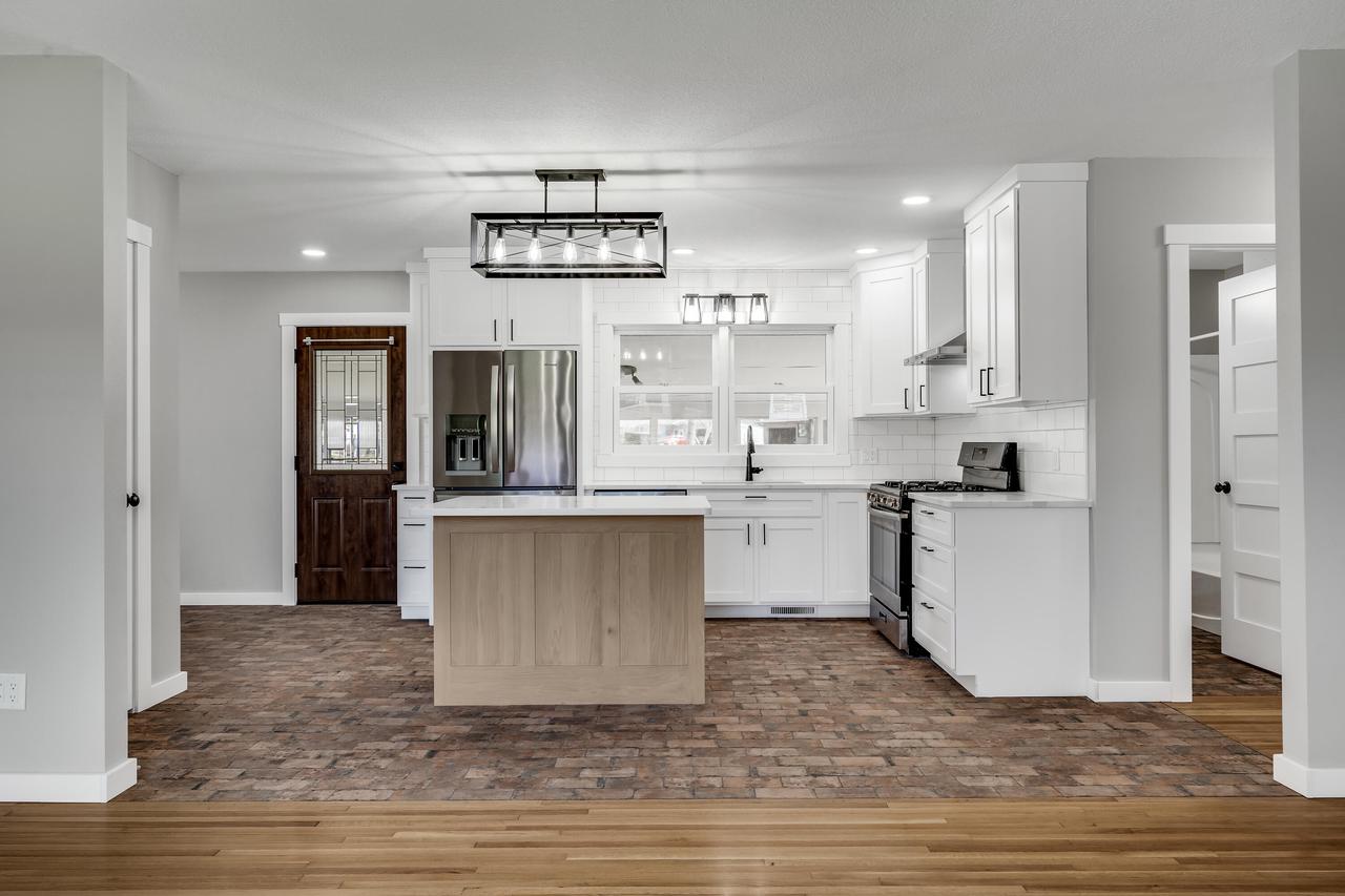 423 Main St N