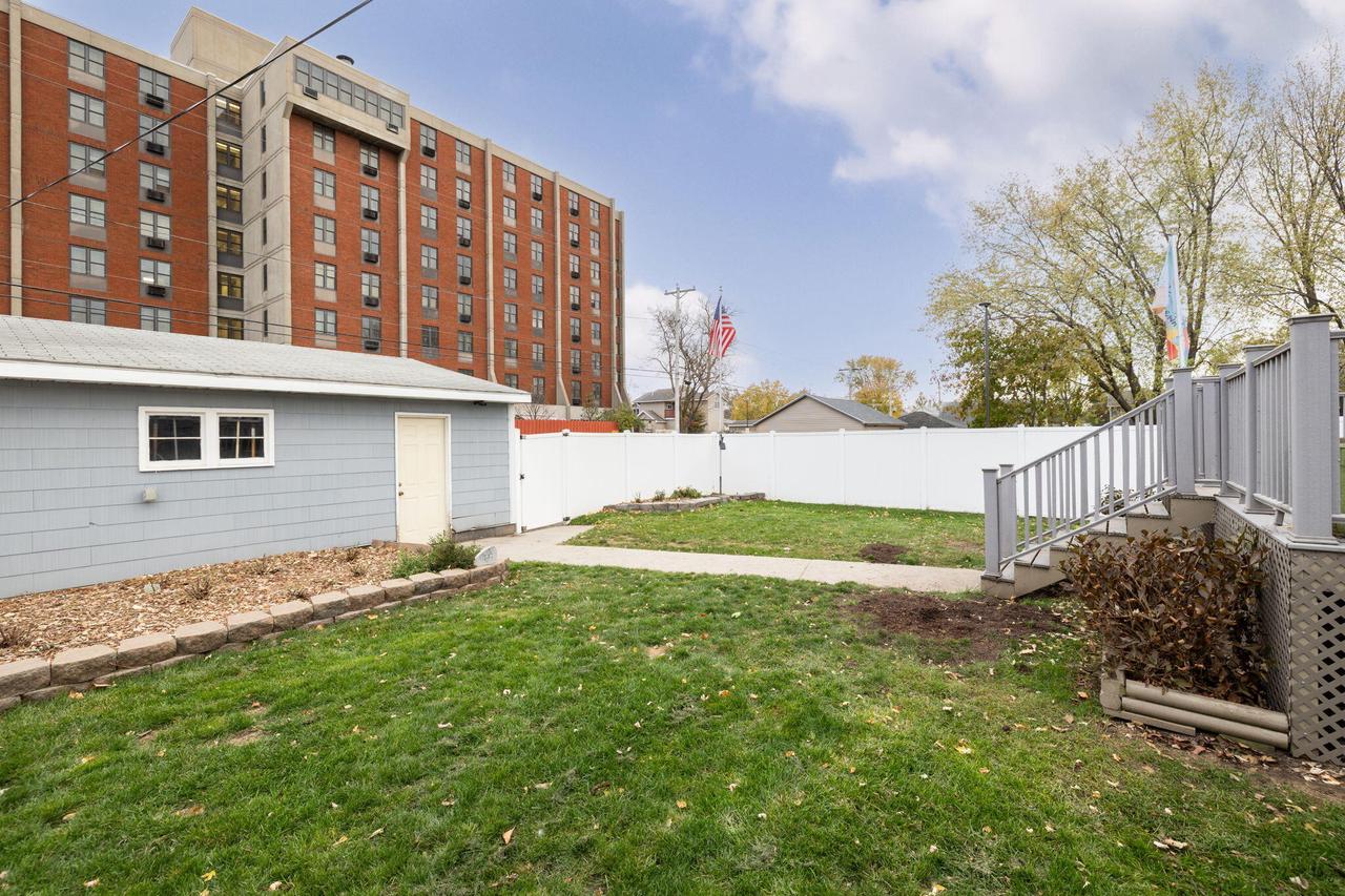 1024 Avon STREET 1026