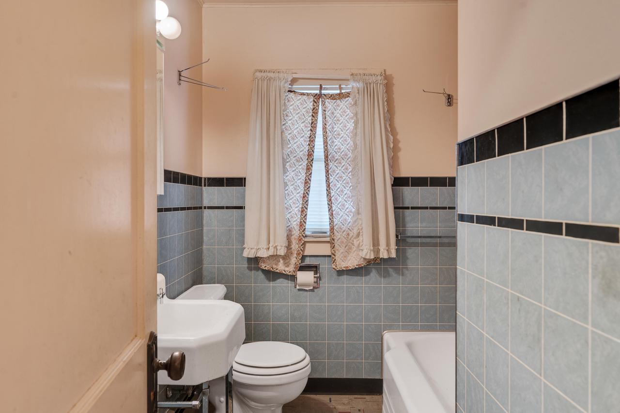 1403 Bainbridge STREET