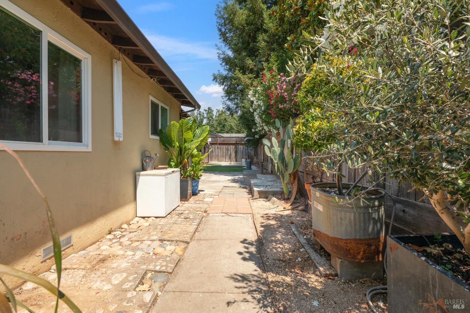 147-149 Buena Vida Ct