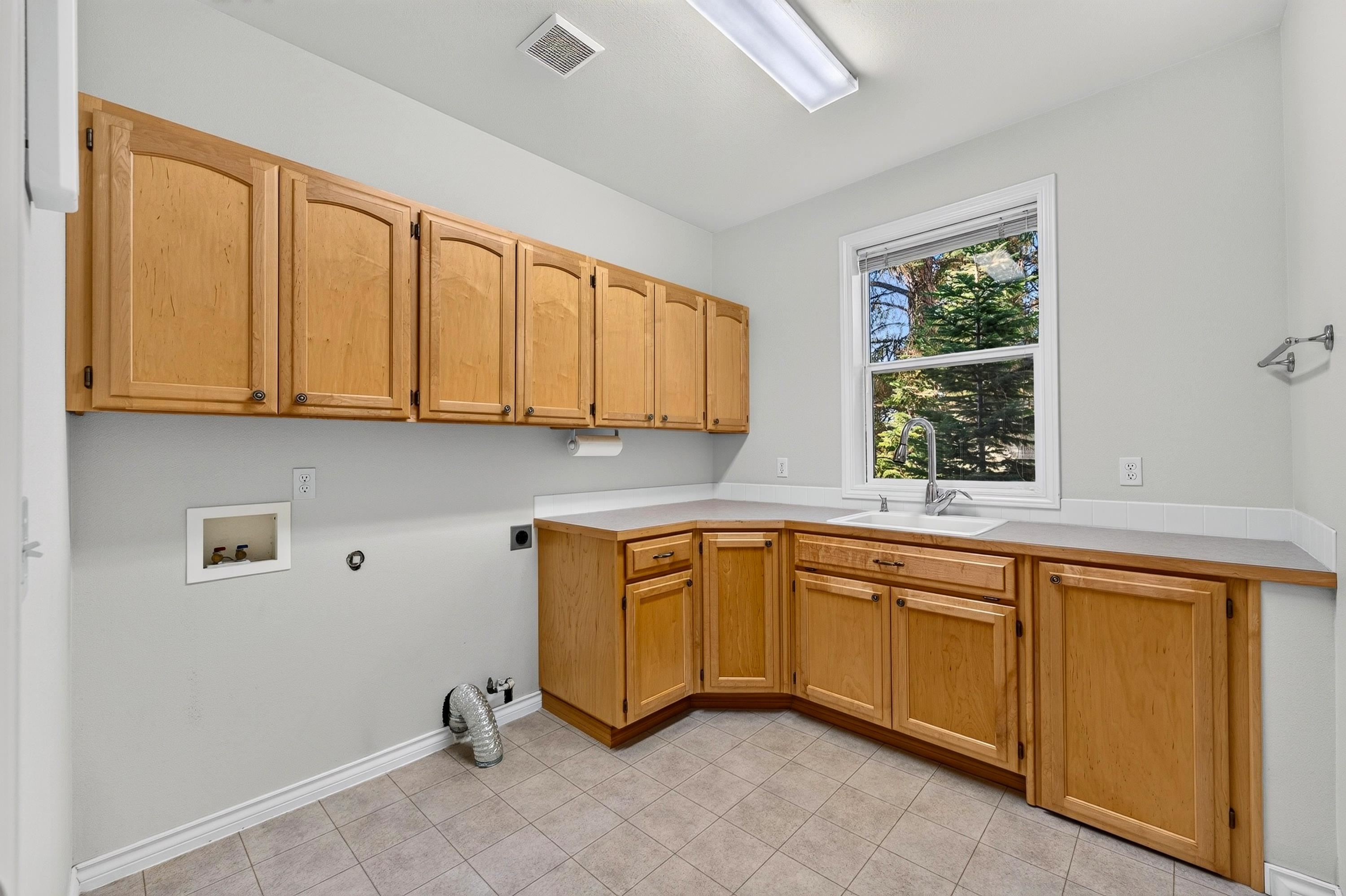 1306 E Blackwood Ln