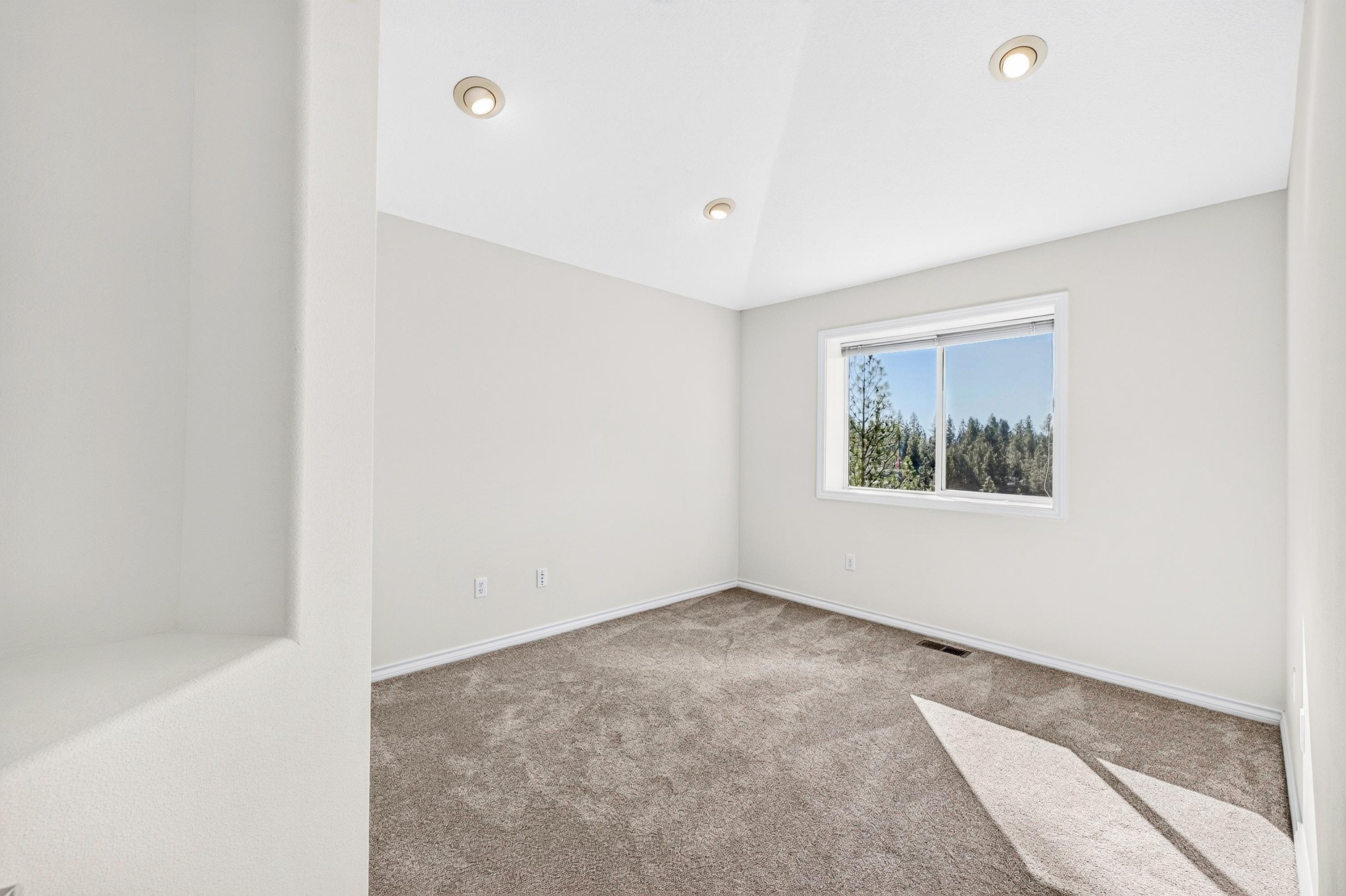 1306 E Blackwood Ln
