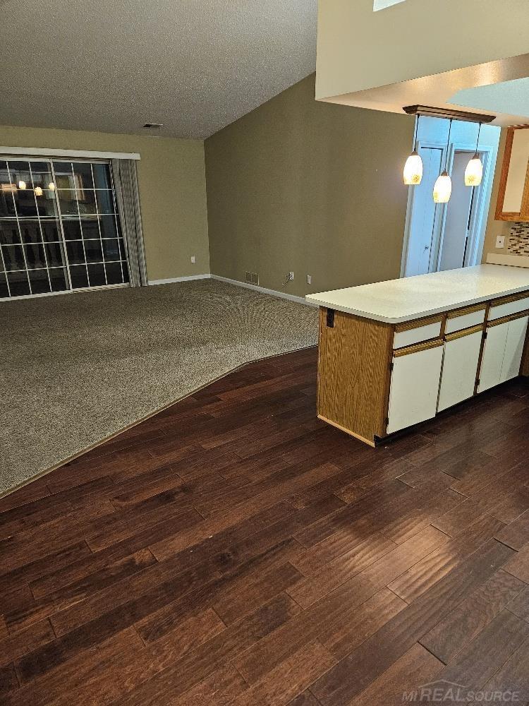 30618 Oakridge Manor Street