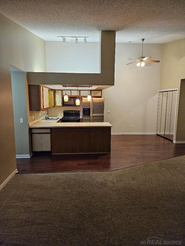 30618 Oakridge Manor Street