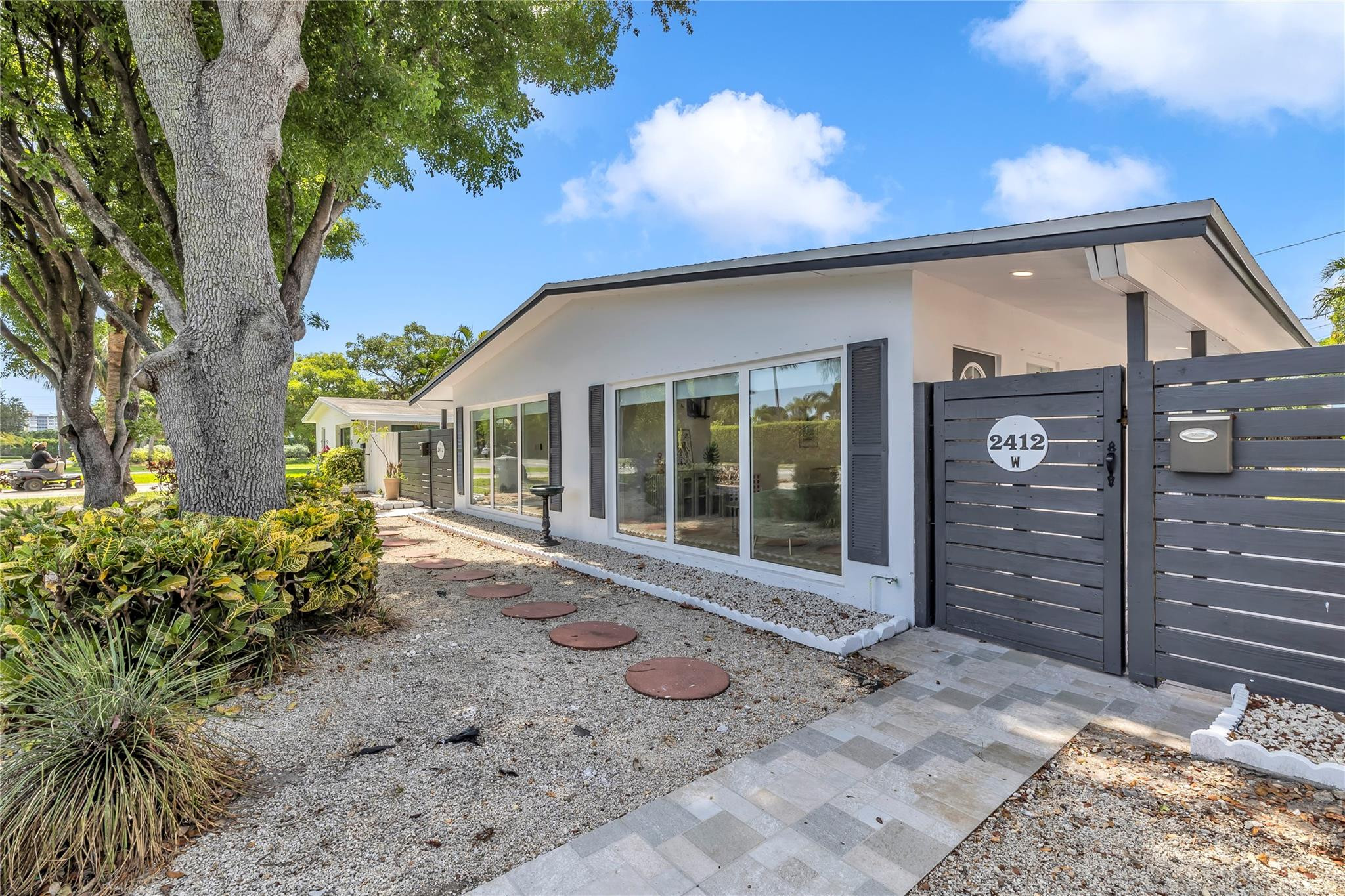 2412 NE 4th Street W