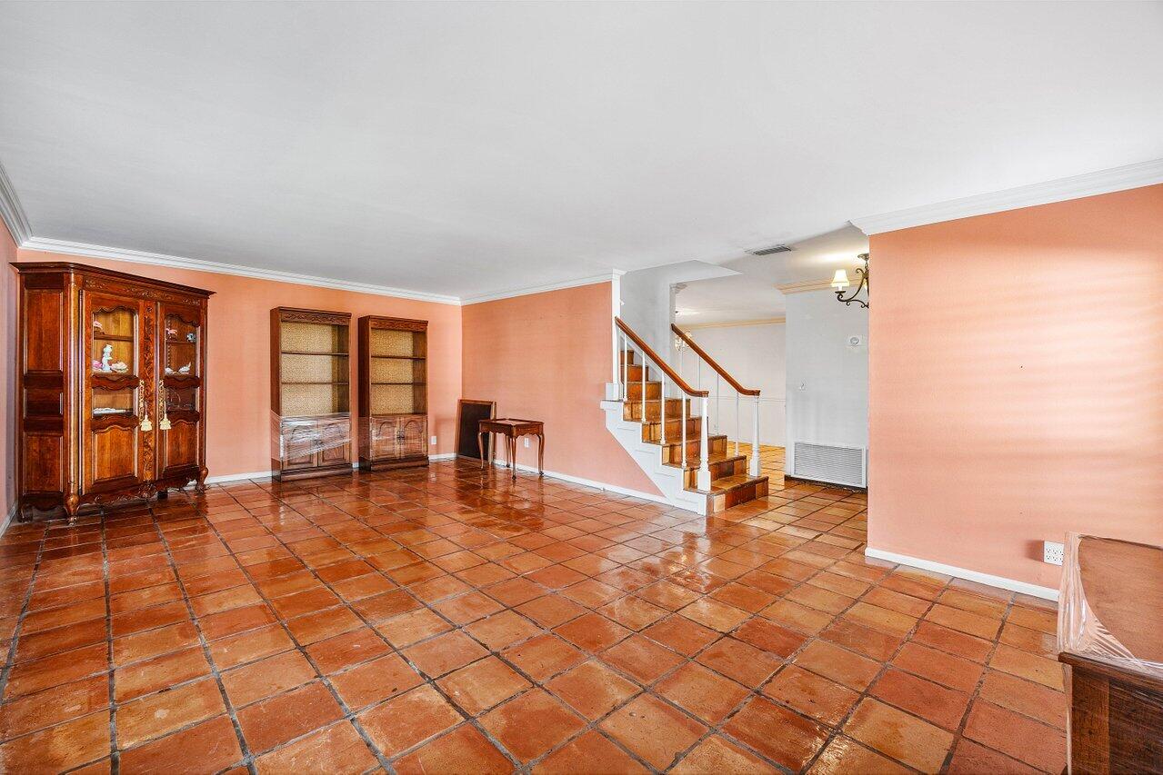 27 SW 5th Way