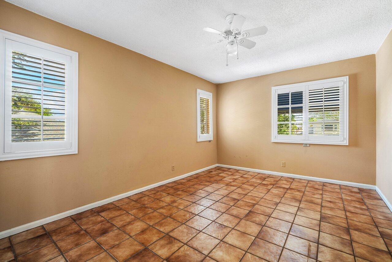 27 SW 5th Way