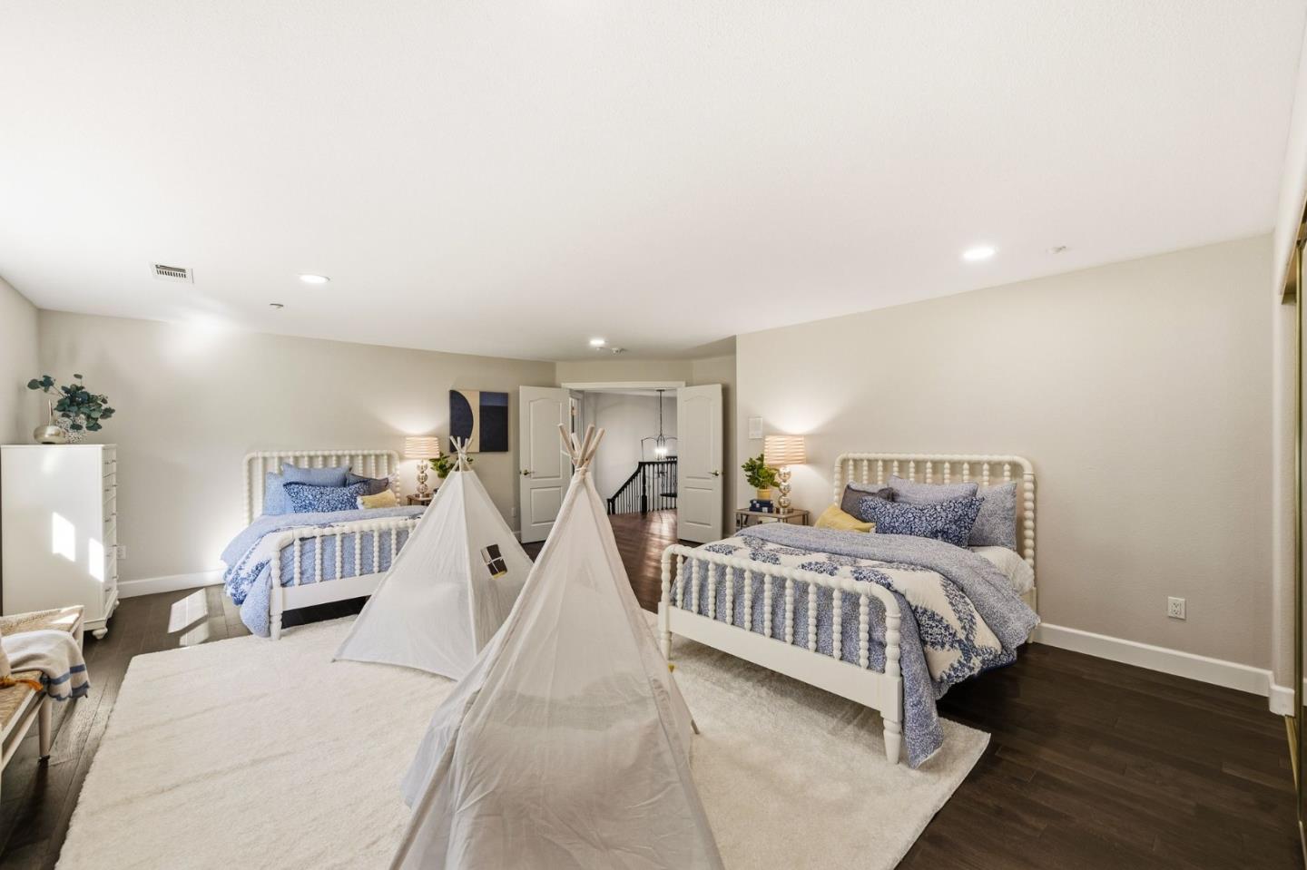 18400 Lakeview Court