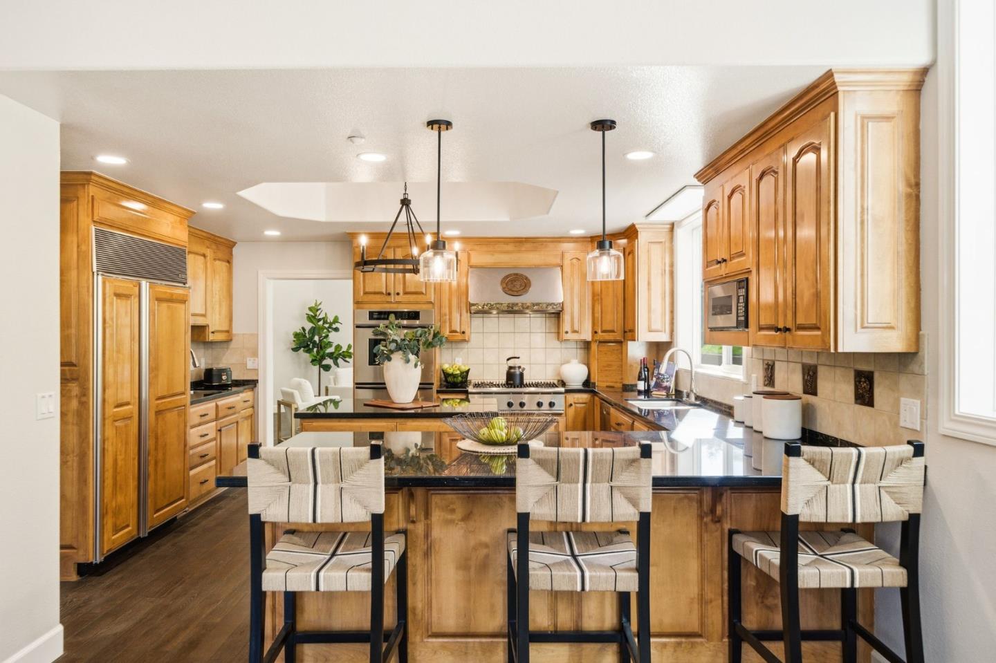 18400 Lakeview Court