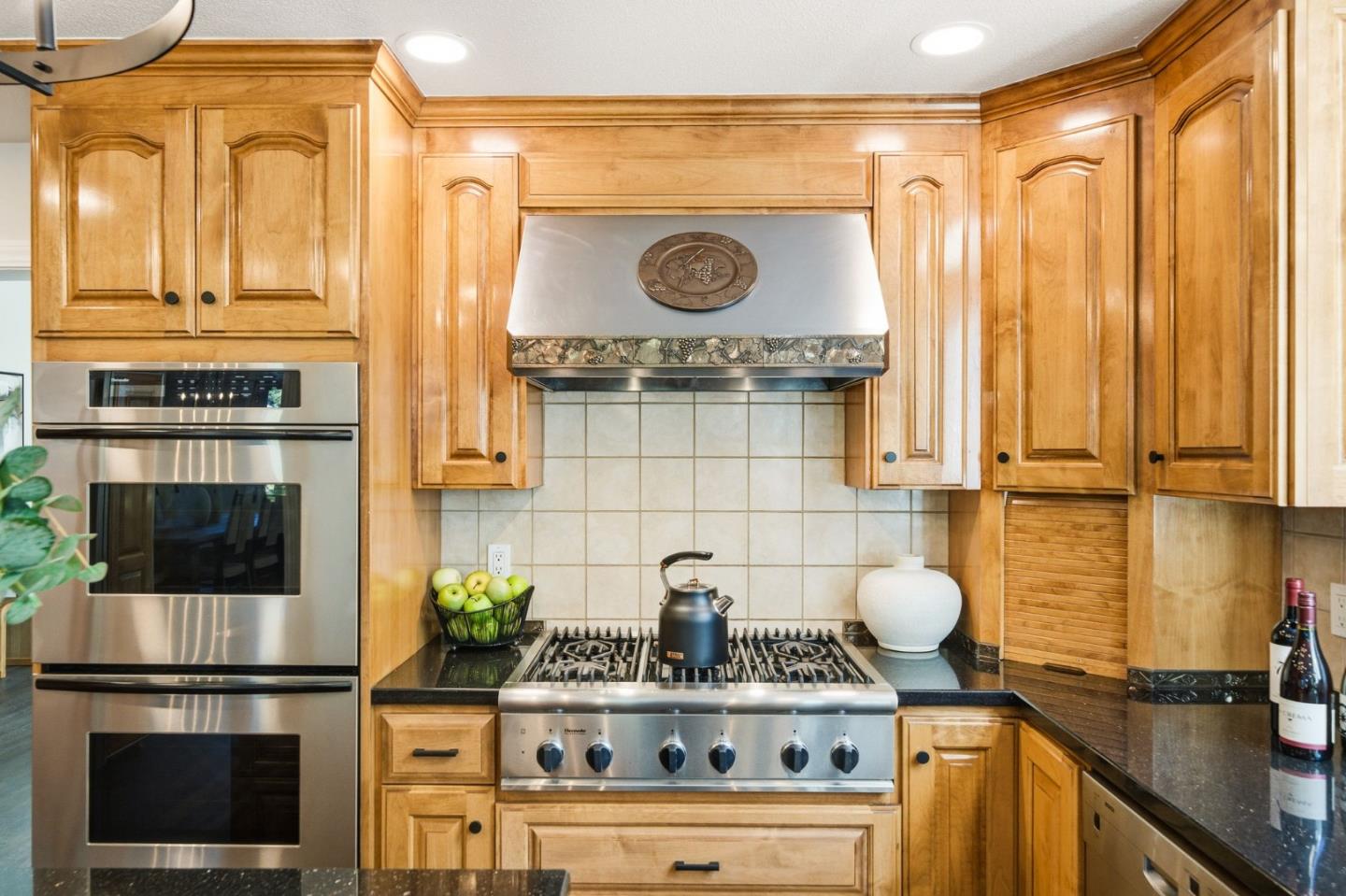 18400 Lakeview Court