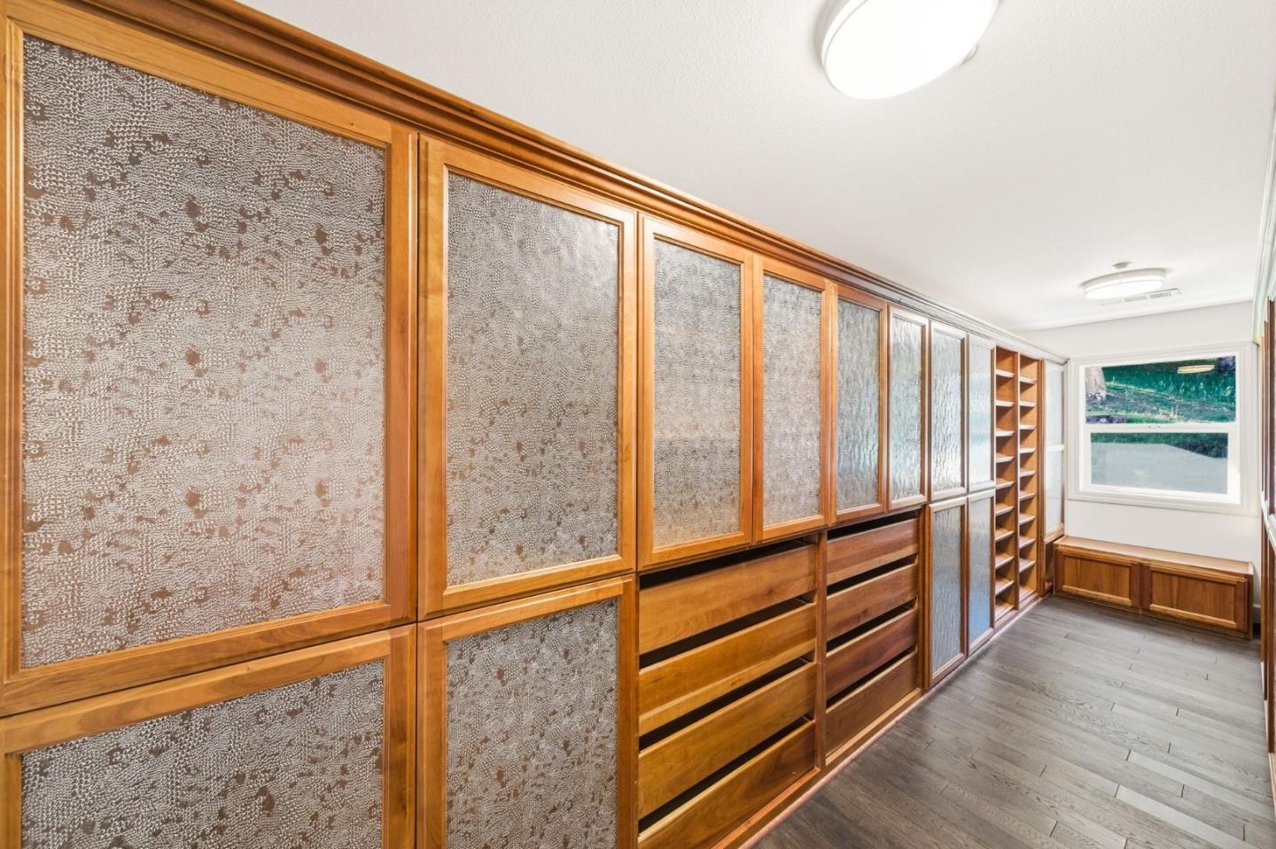 18400 Lakeview Court