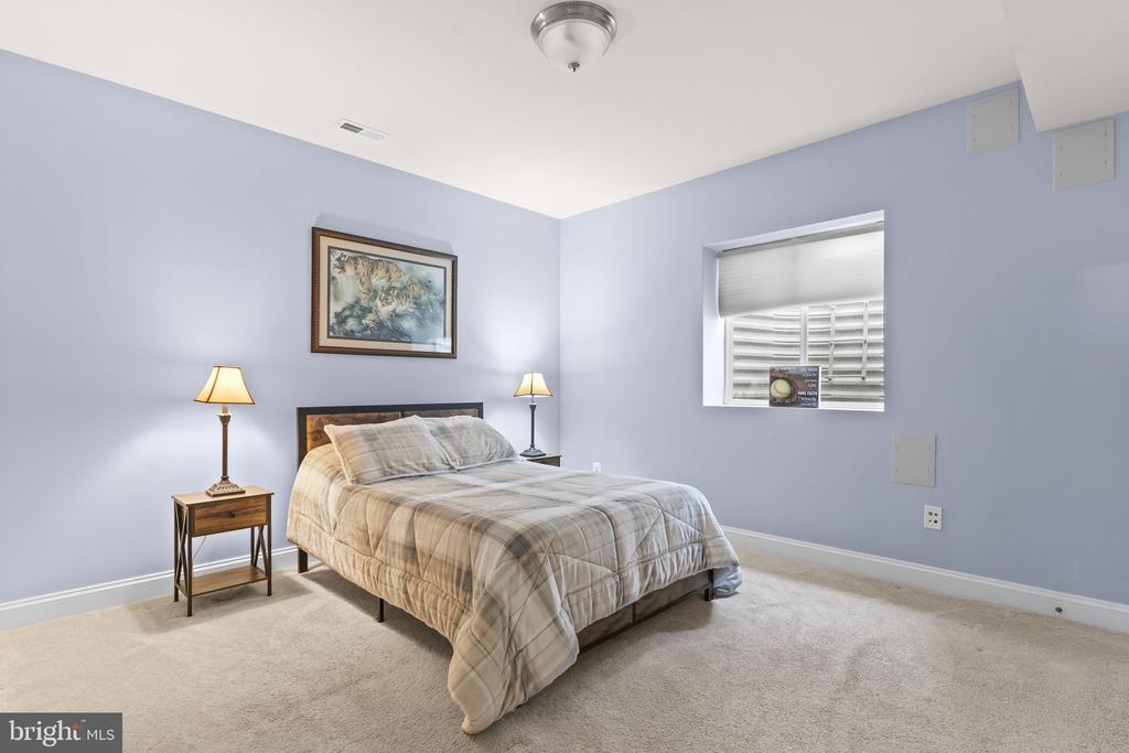 41389 HOLIDAY COURT