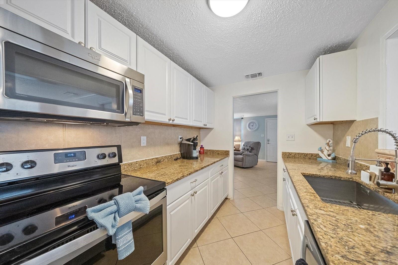 2135 LEE LN