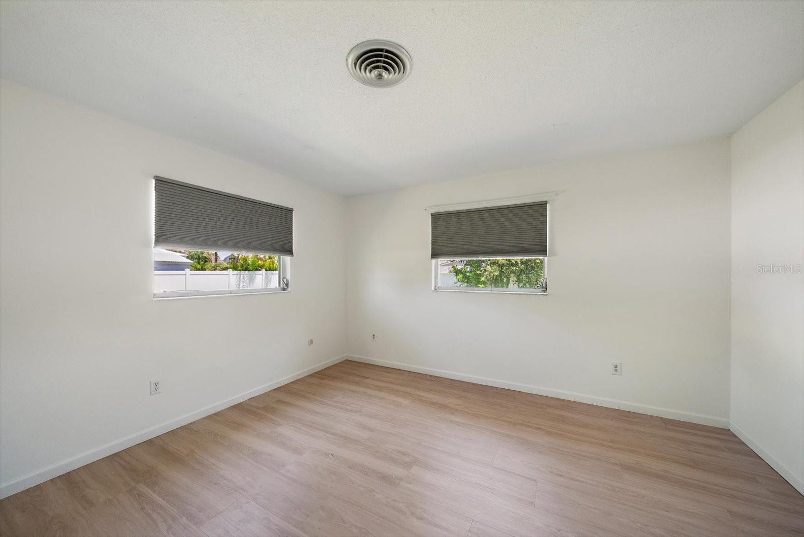 987 QUEEN RD