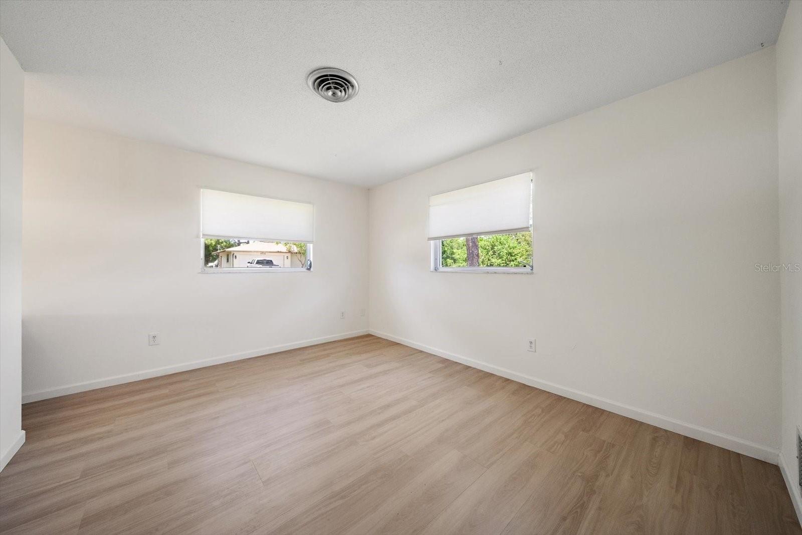 987 QUEEN RD