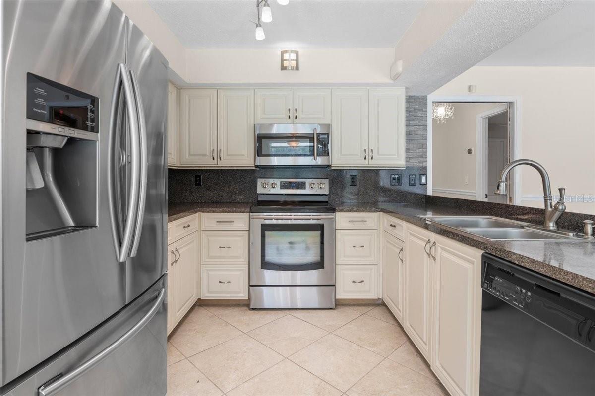 214 WHISPERING OAKS CT