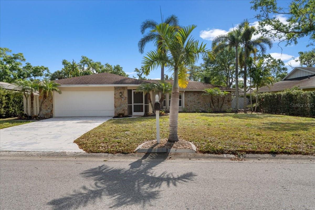 214 WHISPERING OAKS CT