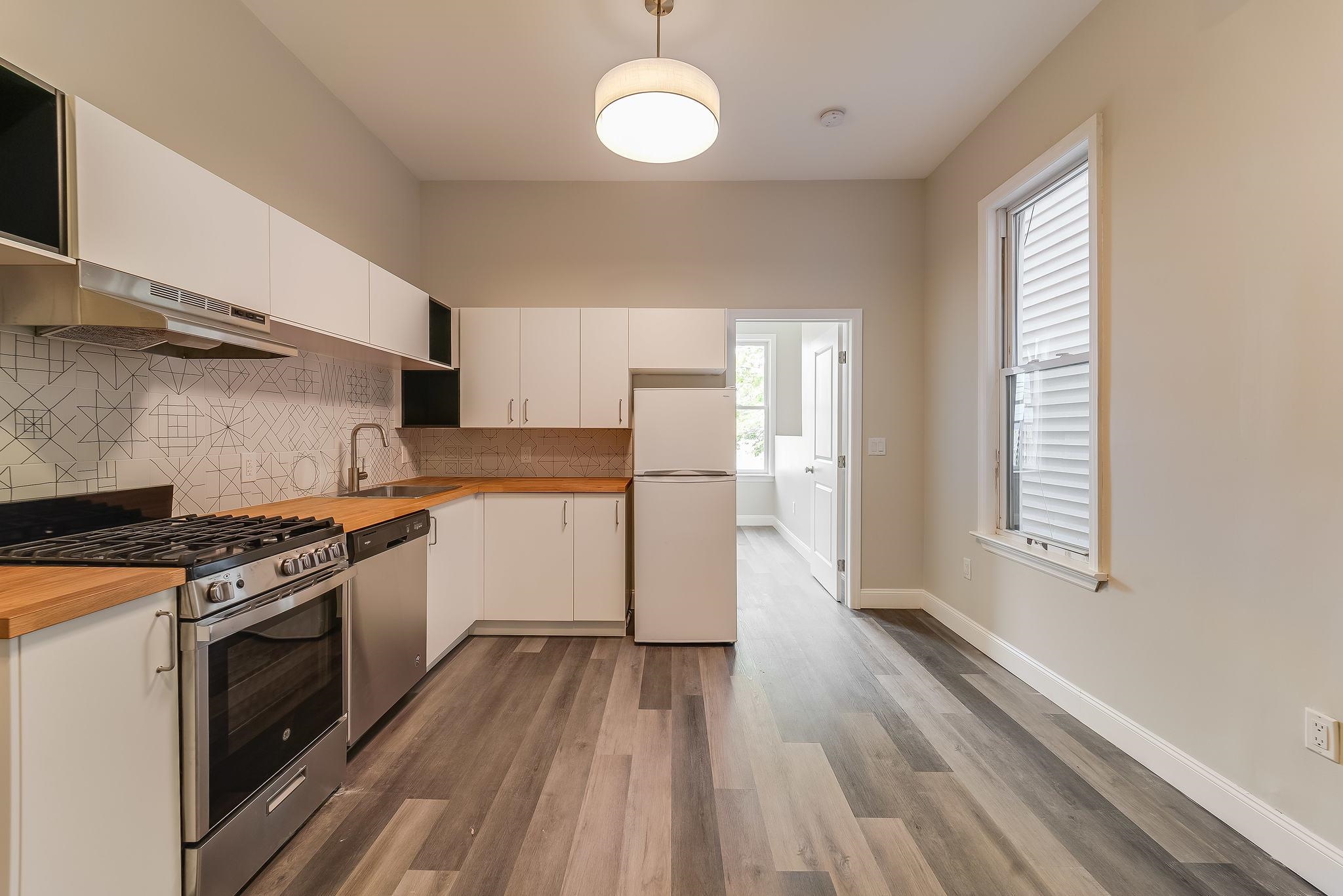 1076 SUMMIT AVE Unit: 1