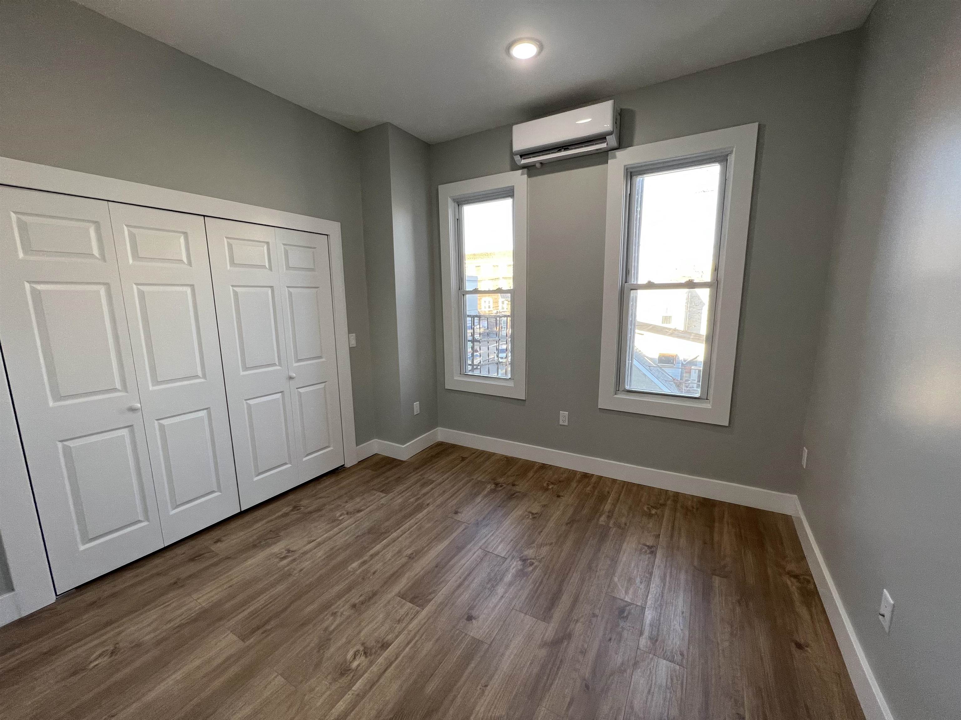 1076 SUMMIT AVE Unit: 4