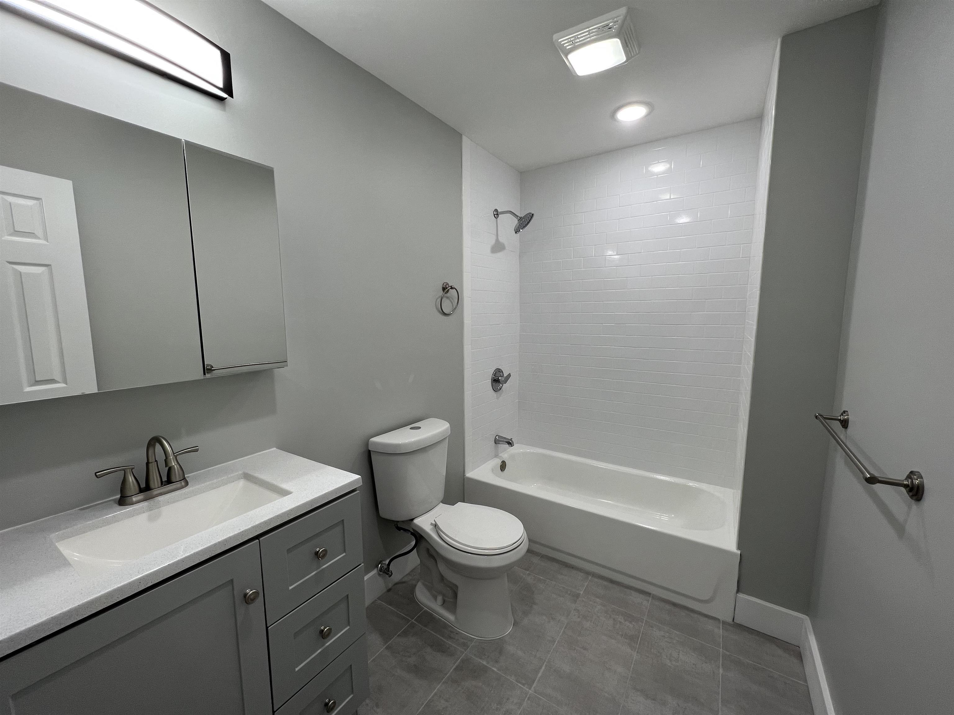 1076 SUMMIT AVE Unit: 4