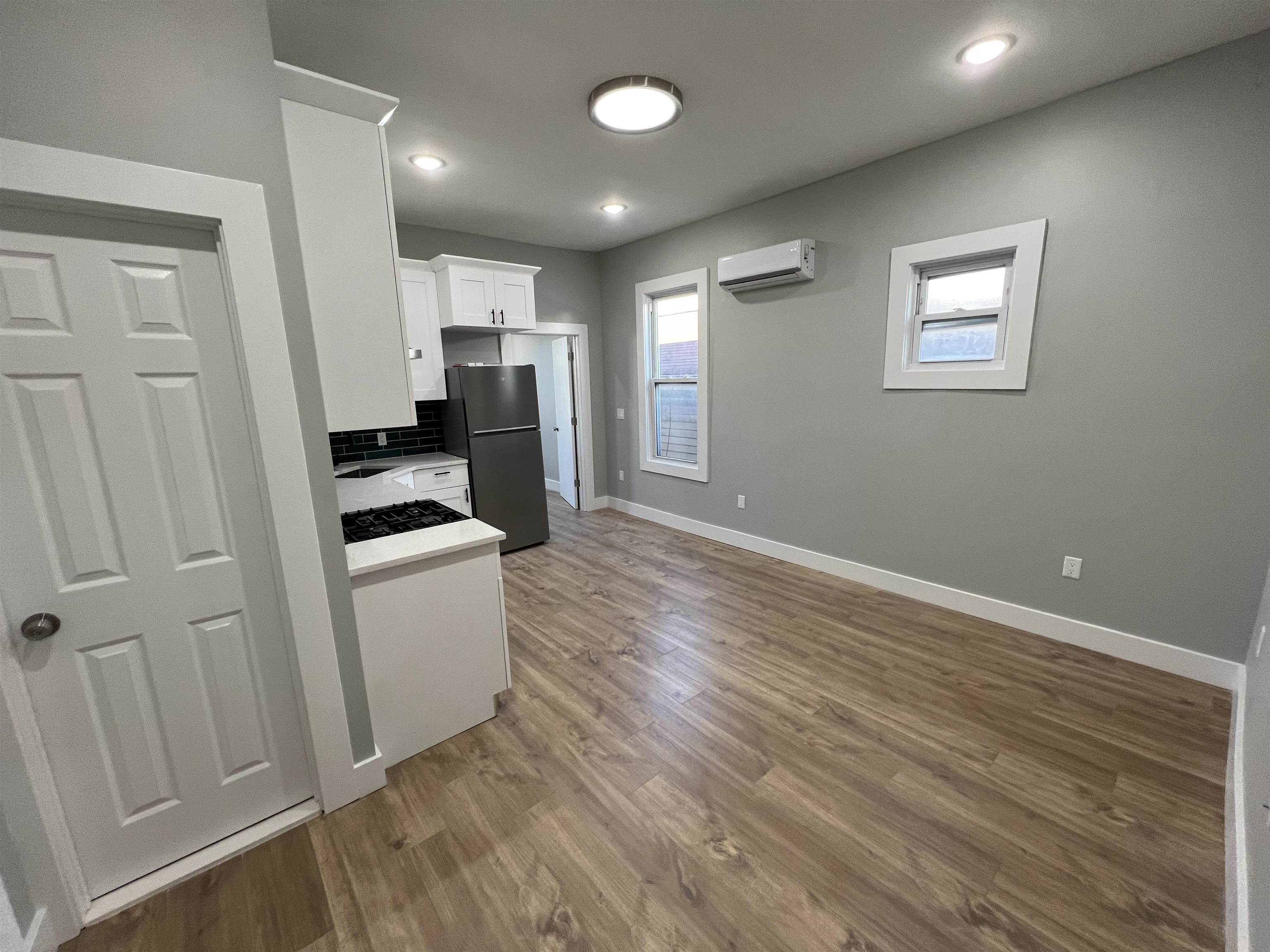 1076 SUMMIT AVE Unit: 4