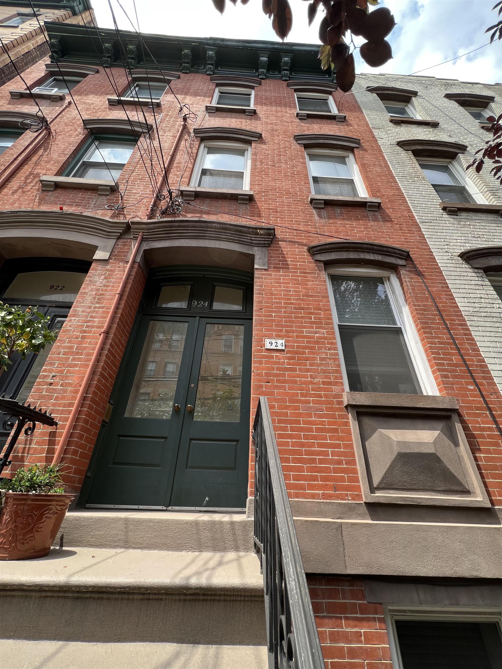 924 WILLOW AVE Unit: 3