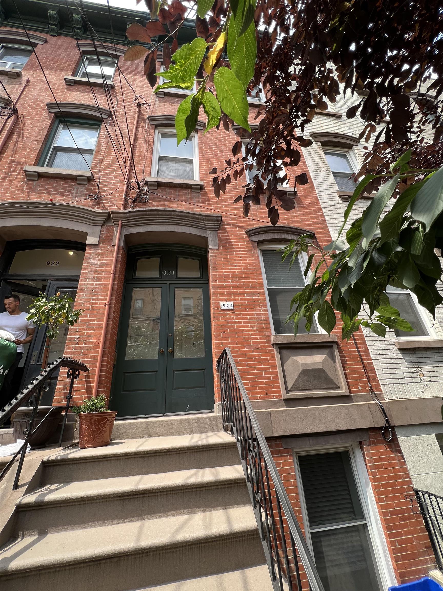 924 WILLOW AVE Unit: 3