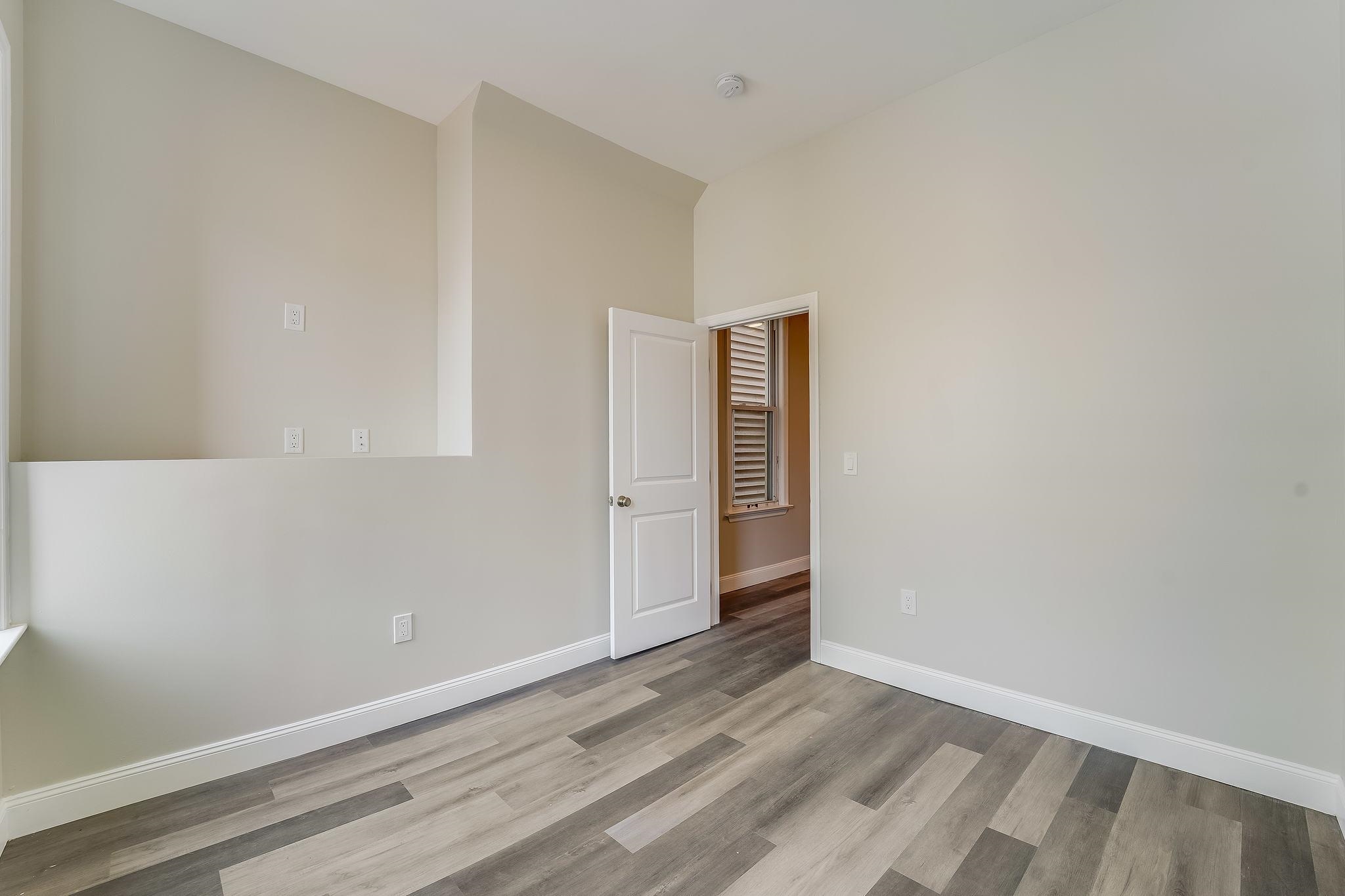 1076 SUMMIT AVE Unit: 1