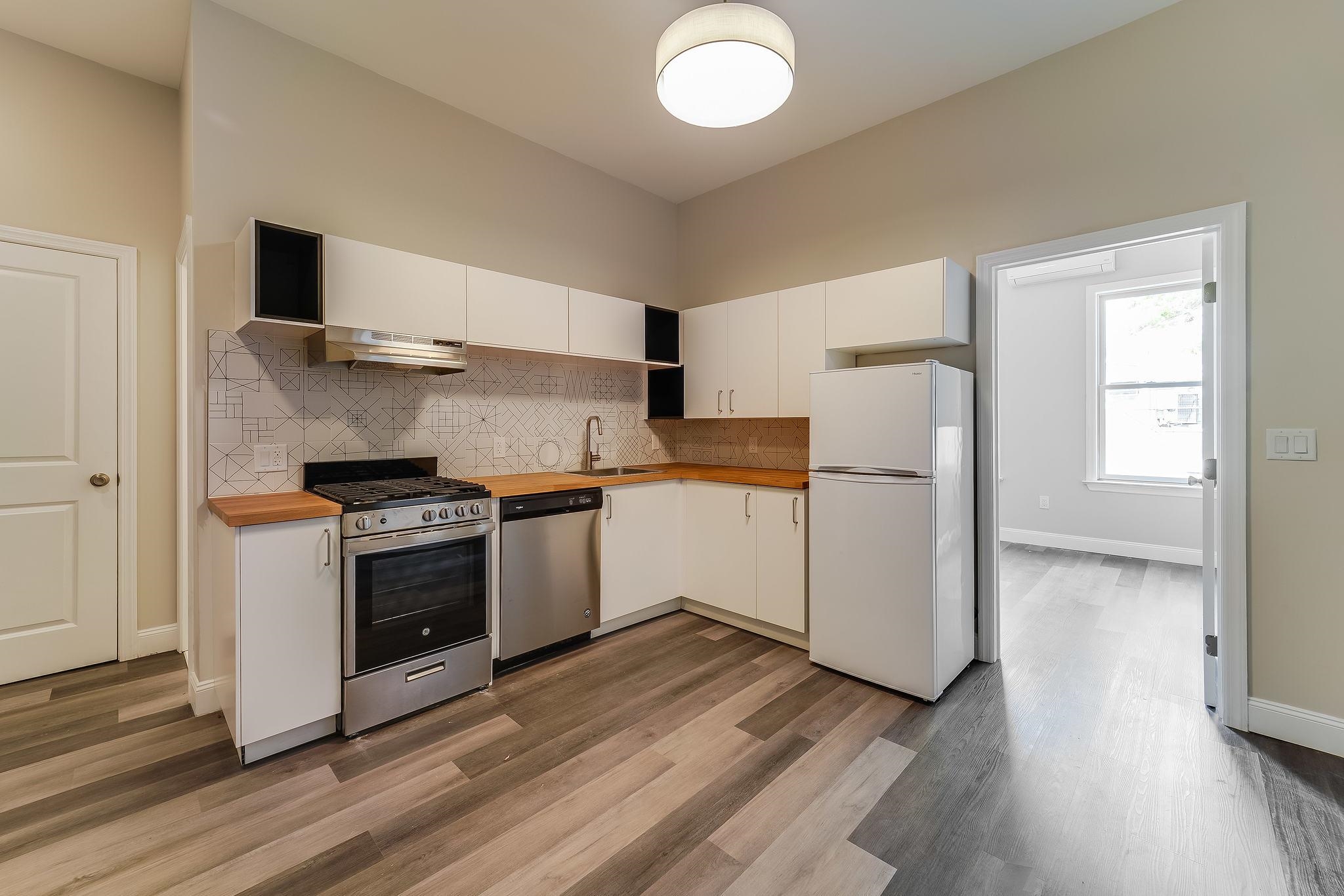 1076 SUMMIT AVE Unit: 1