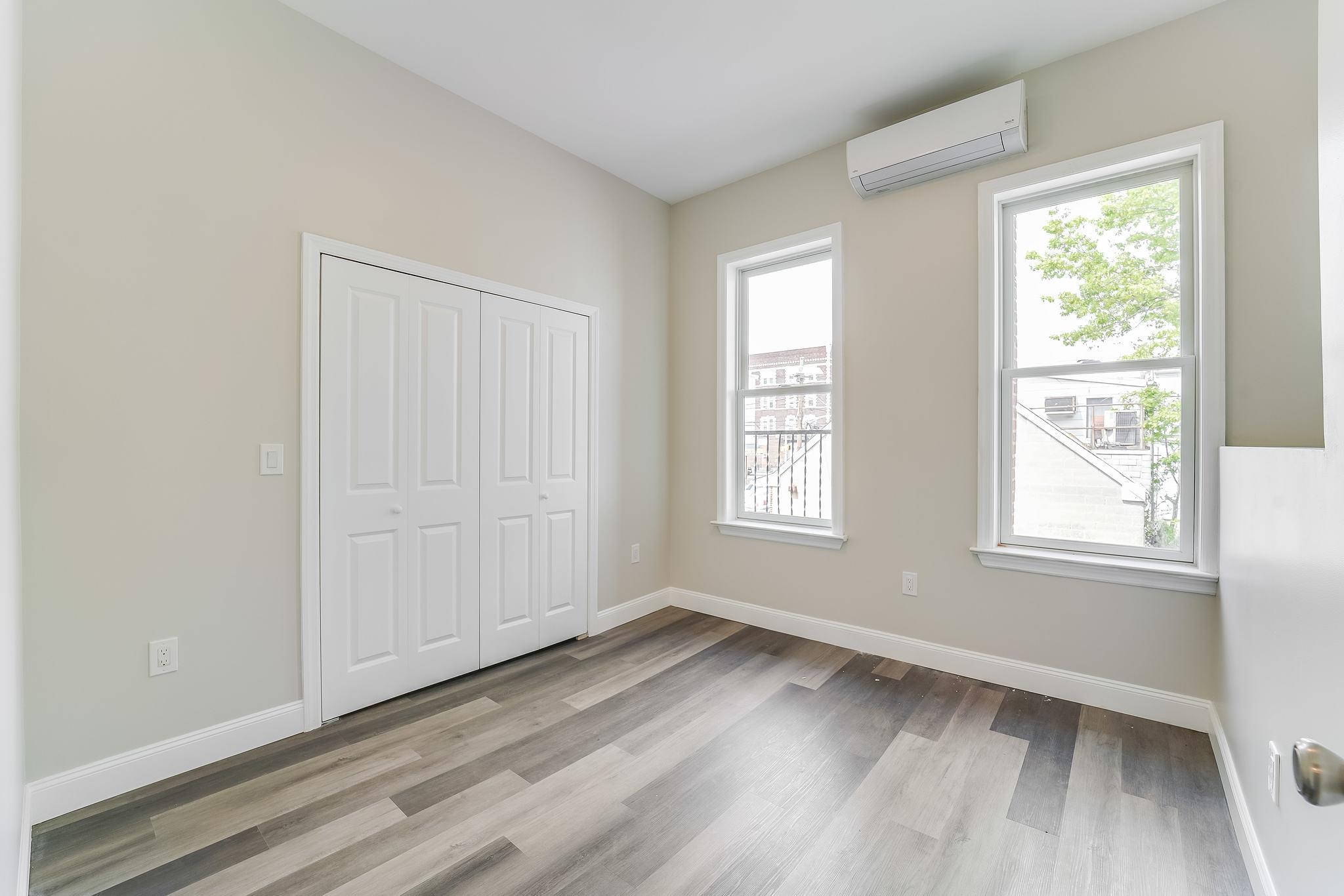 1076 SUMMIT AVE Unit: 1