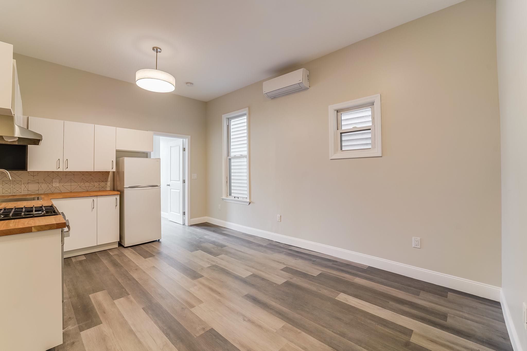 1076 SUMMIT AVE Unit: 1