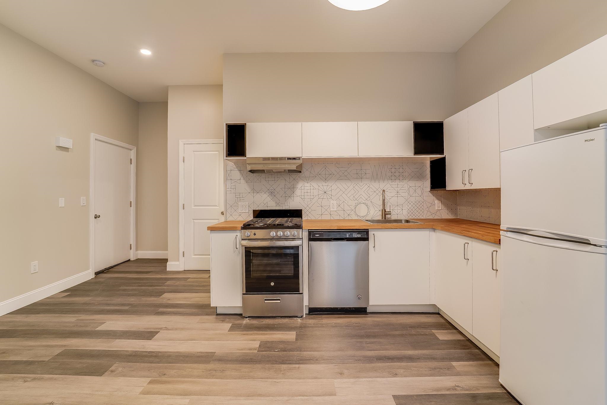 1076 SUMMIT AVE Unit: 1