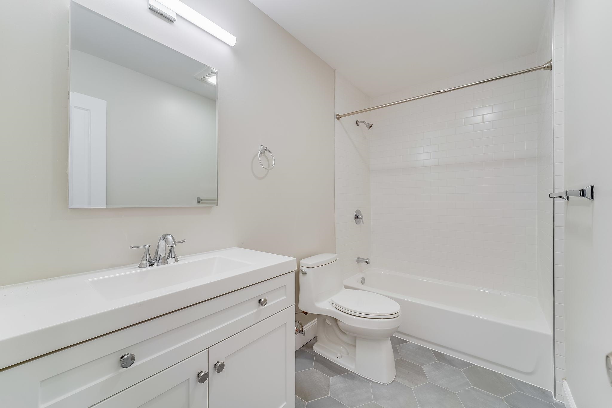 1076 SUMMIT AVE Unit: 1