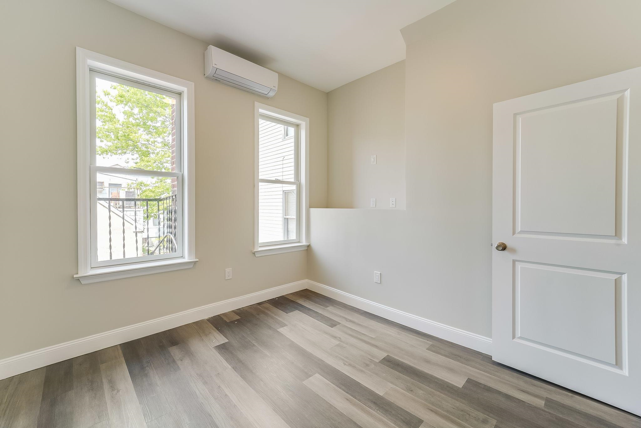 1076 SUMMIT AVE Unit: 1