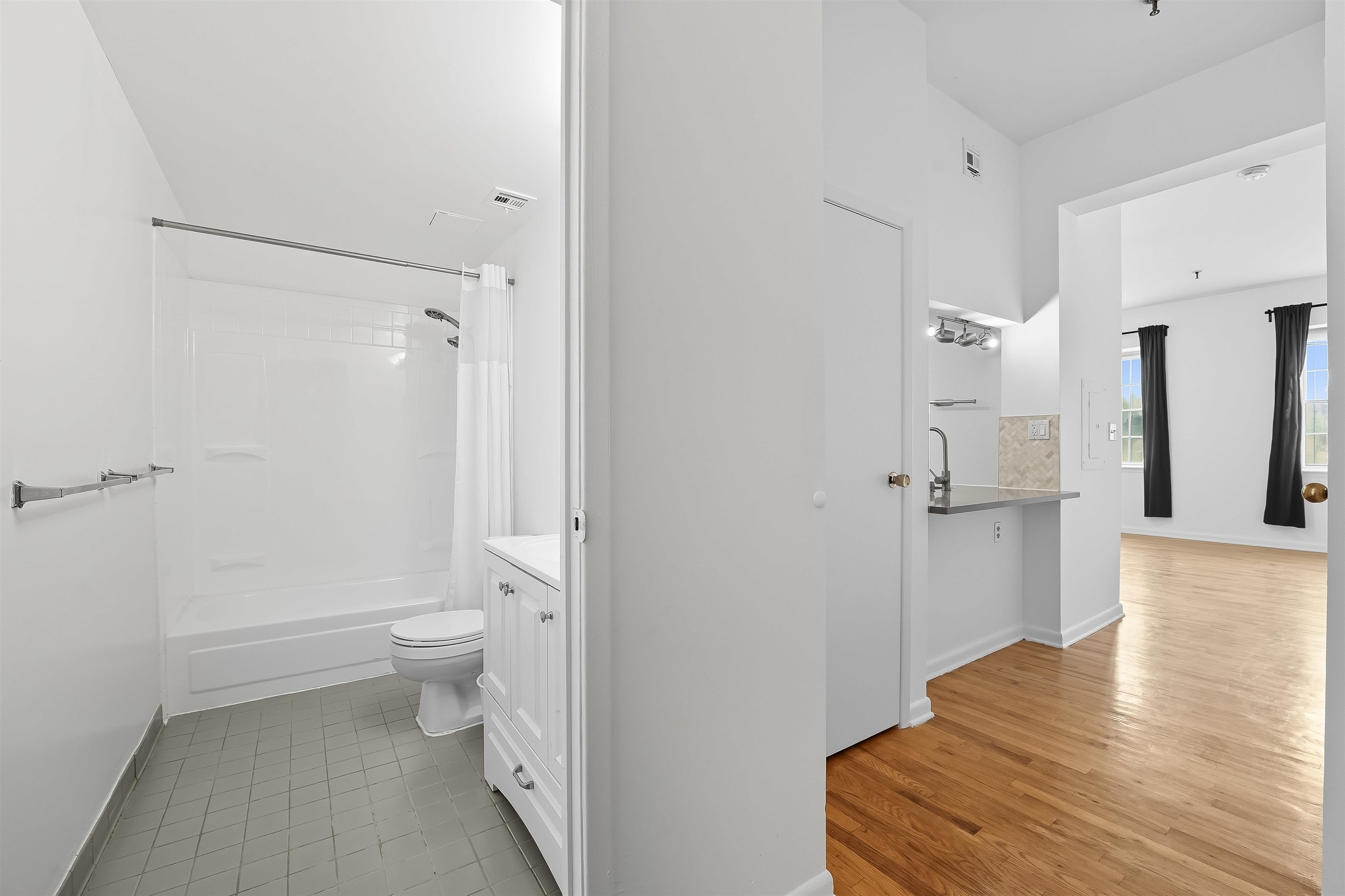227 CHRISTOPHER COLUMBUS DR Unit: 119B