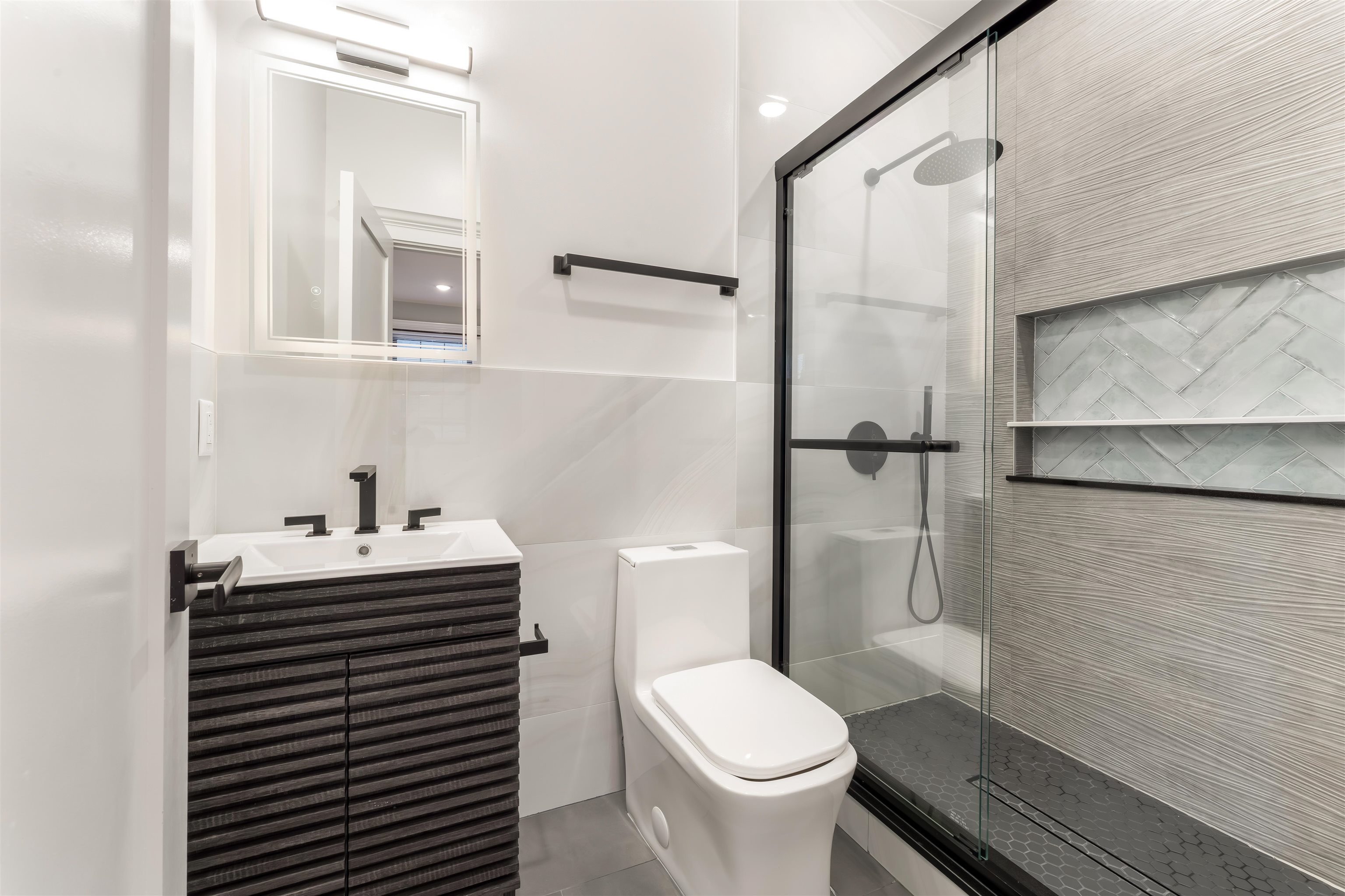 230 GRIFFITH ST Unit: 1