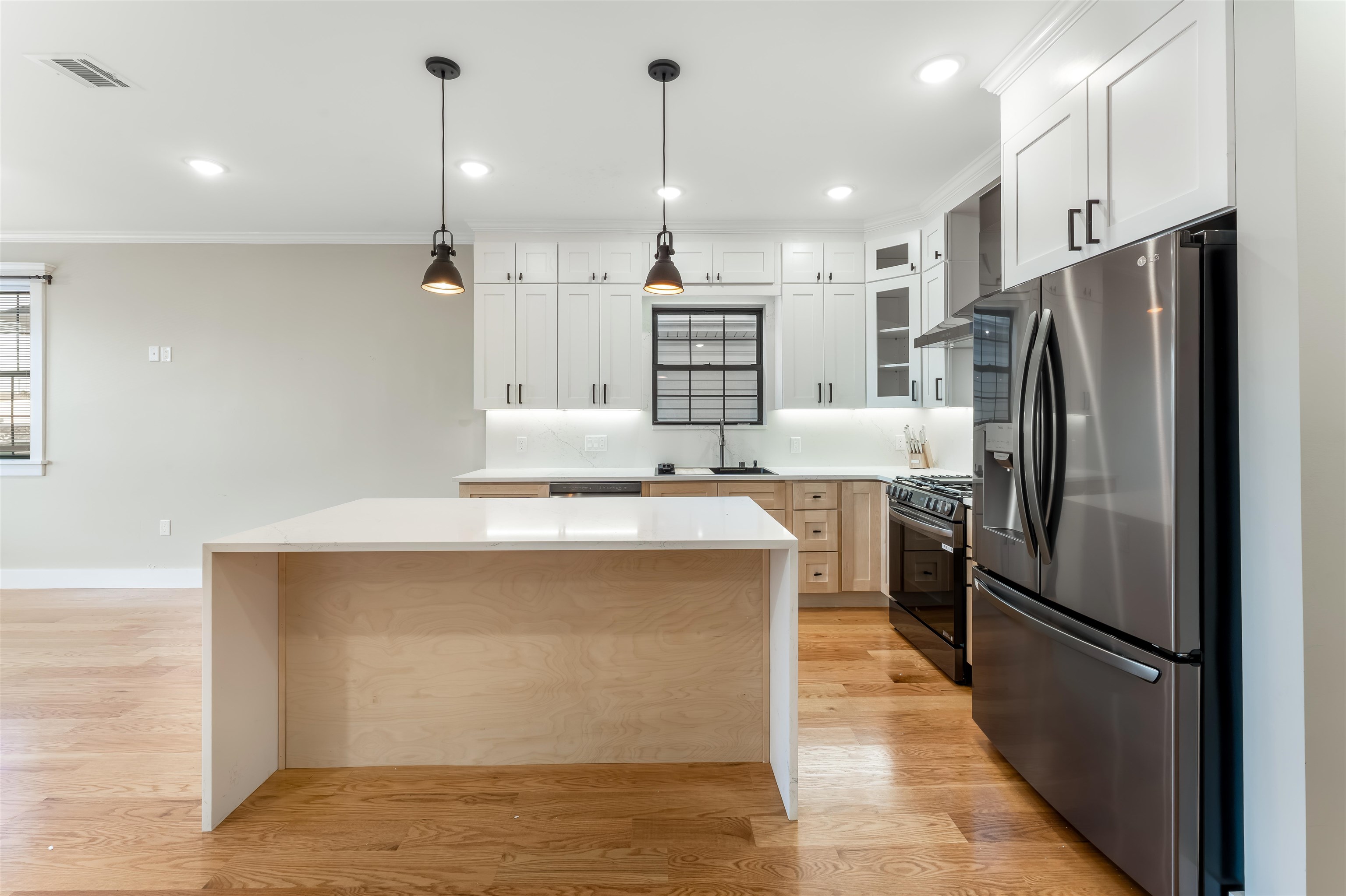 230 GRIFFITH ST Unit: 1