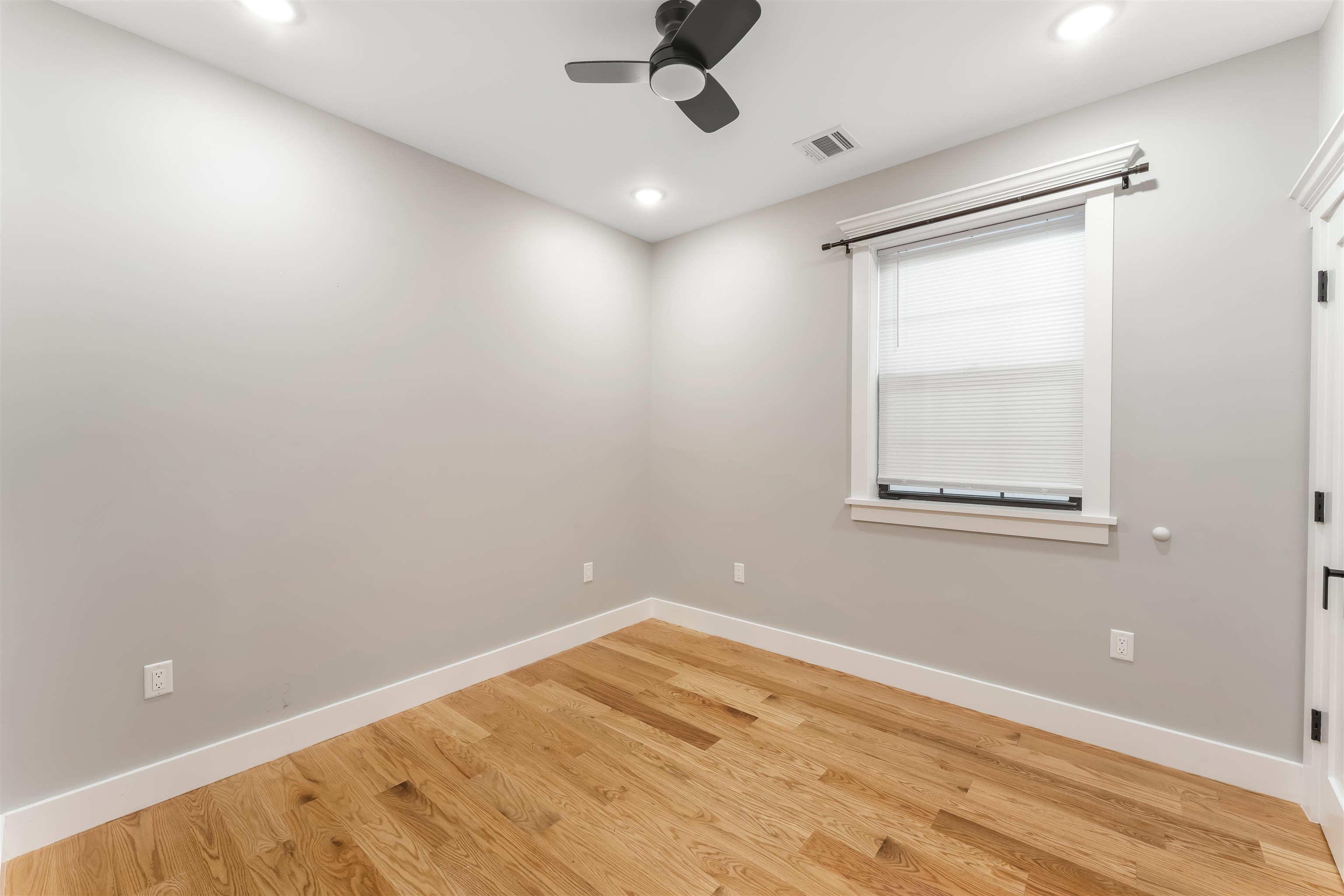 230 GRIFFITH ST Unit: 1