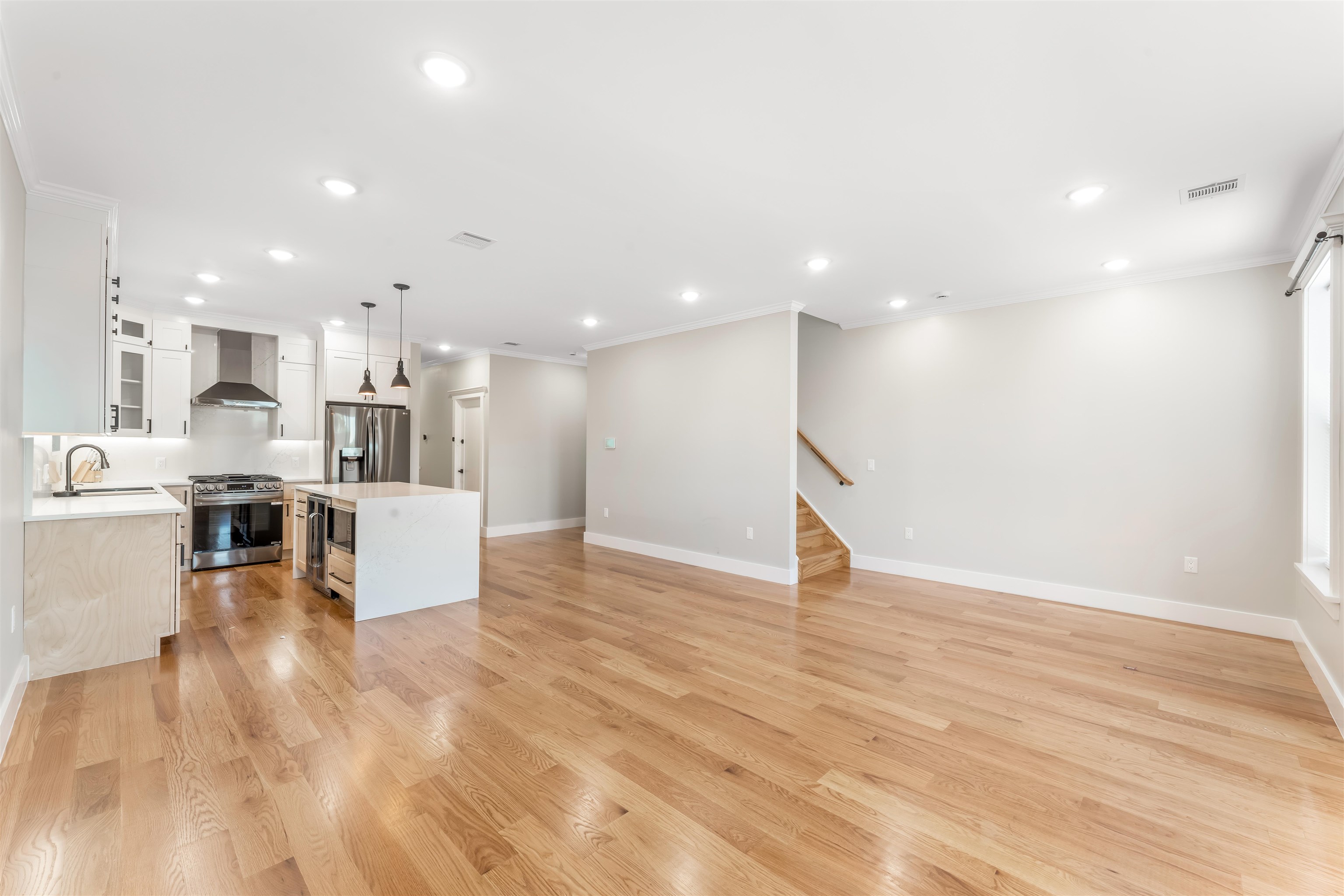 230 GRIFFITH ST Unit: 1