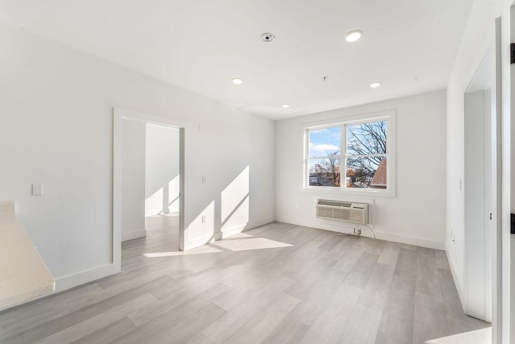 43-45 32ND ST Unit: 305