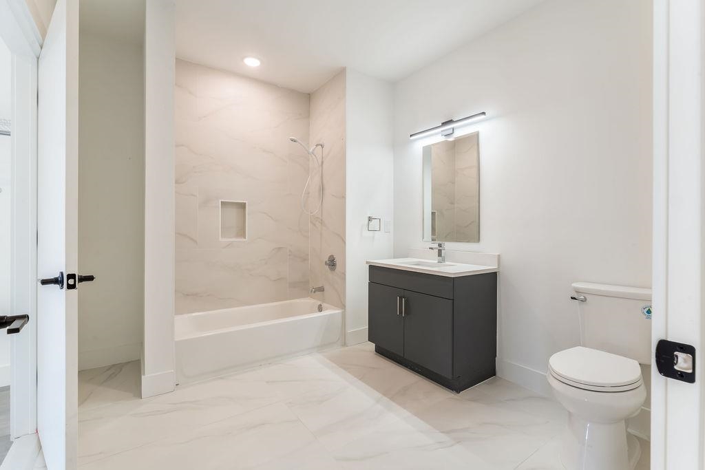 43-45 32ND ST Unit: 305