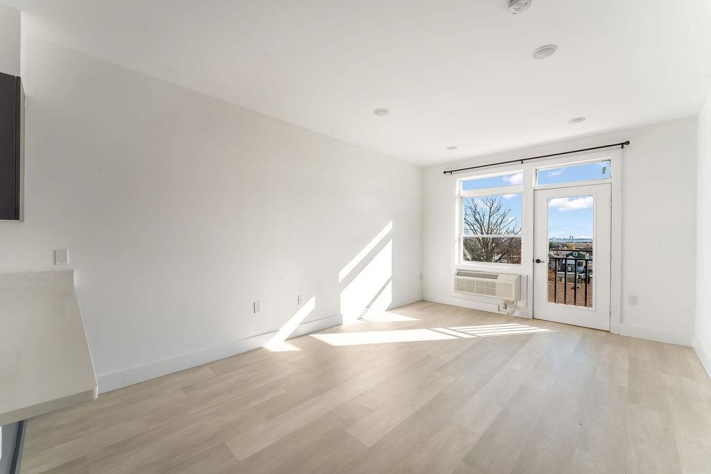 43-45 32ND ST Unit: 503