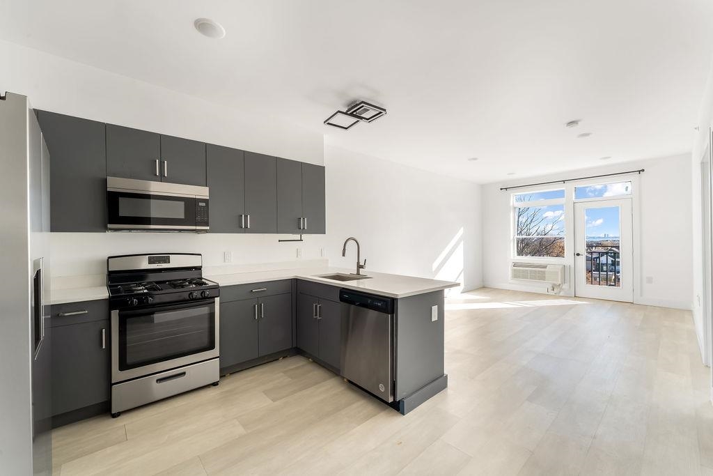 43-45 32ND ST Unit: 503