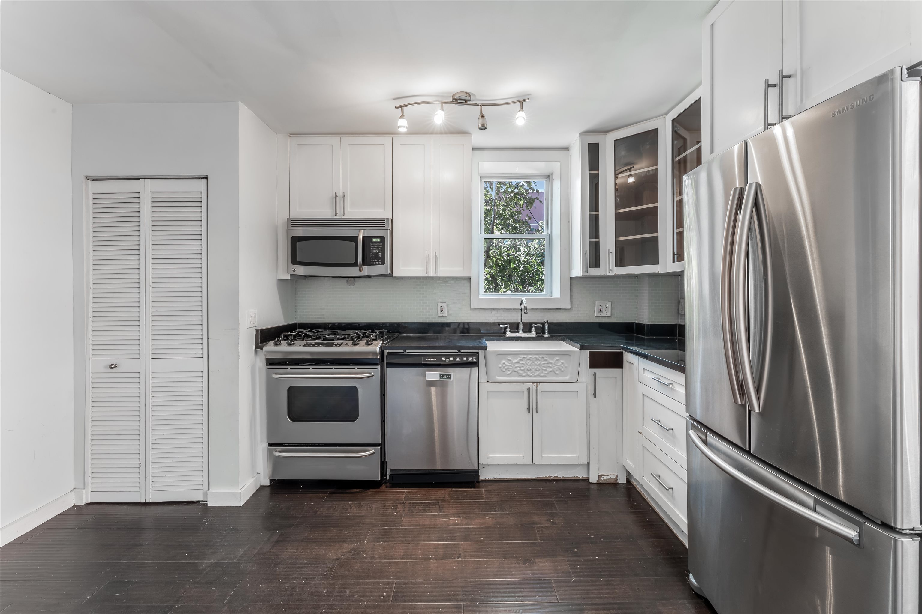 100 PARK AVE Unit: 4