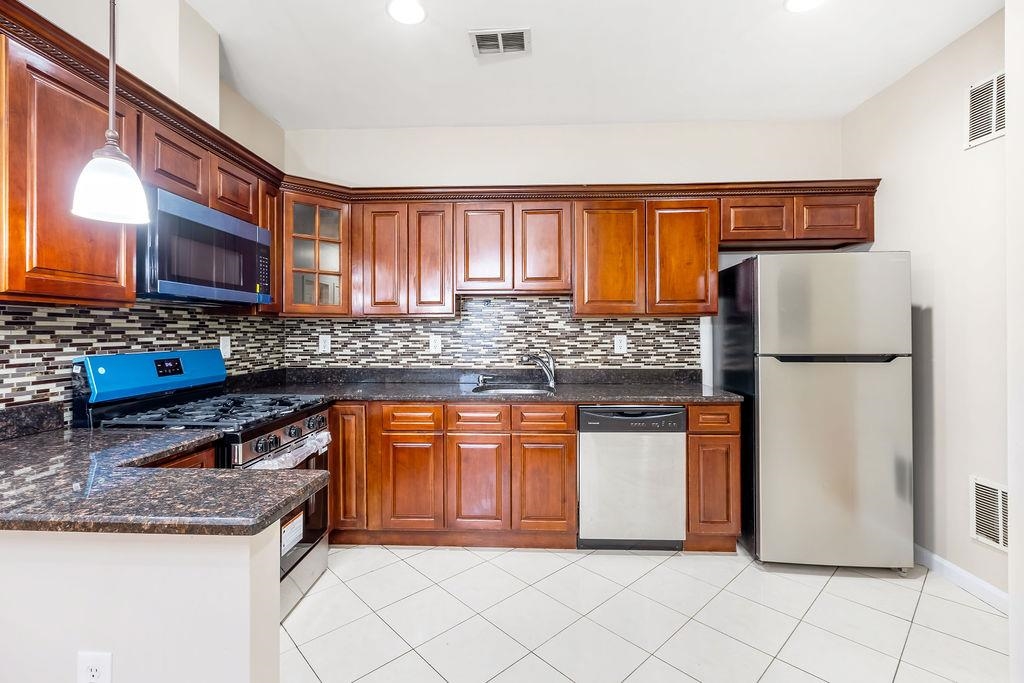 43 MANHATTAN AVE Unit: 2