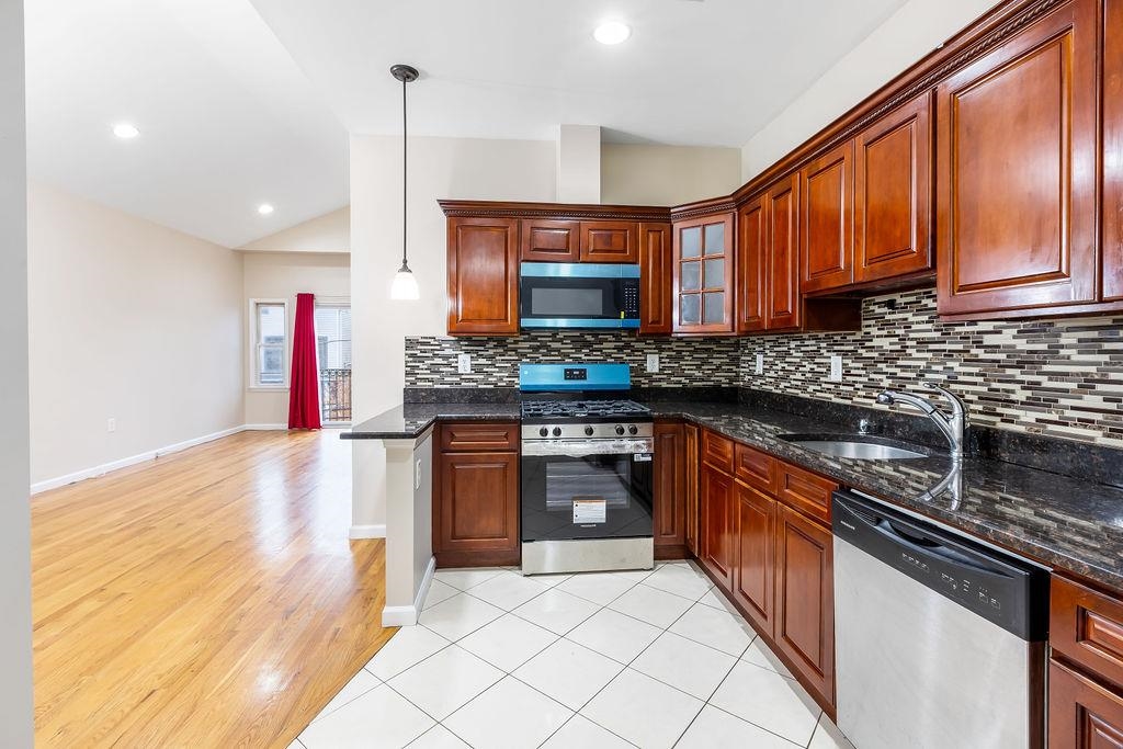 43 MANHATTAN AVE Unit: 2