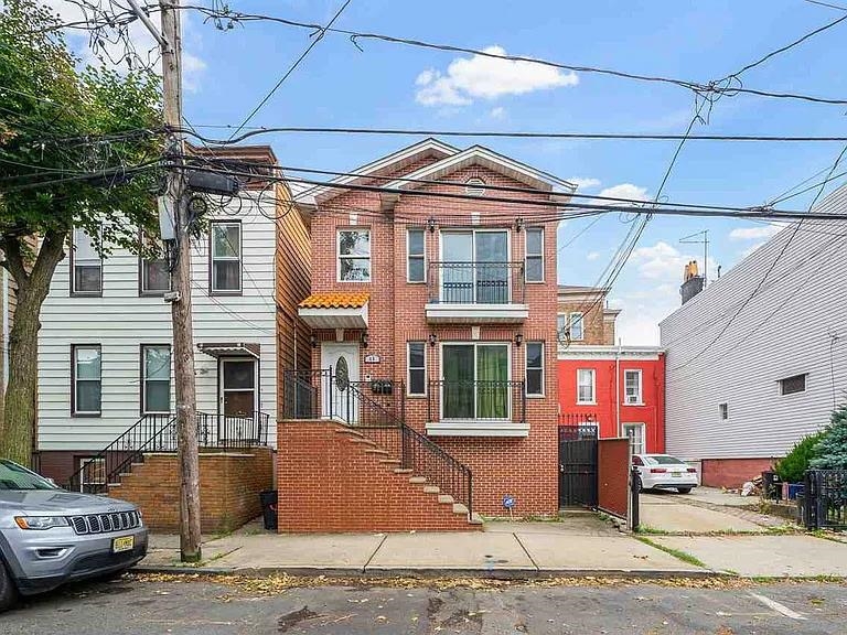 43 MANHATTAN AVE Unit: 2