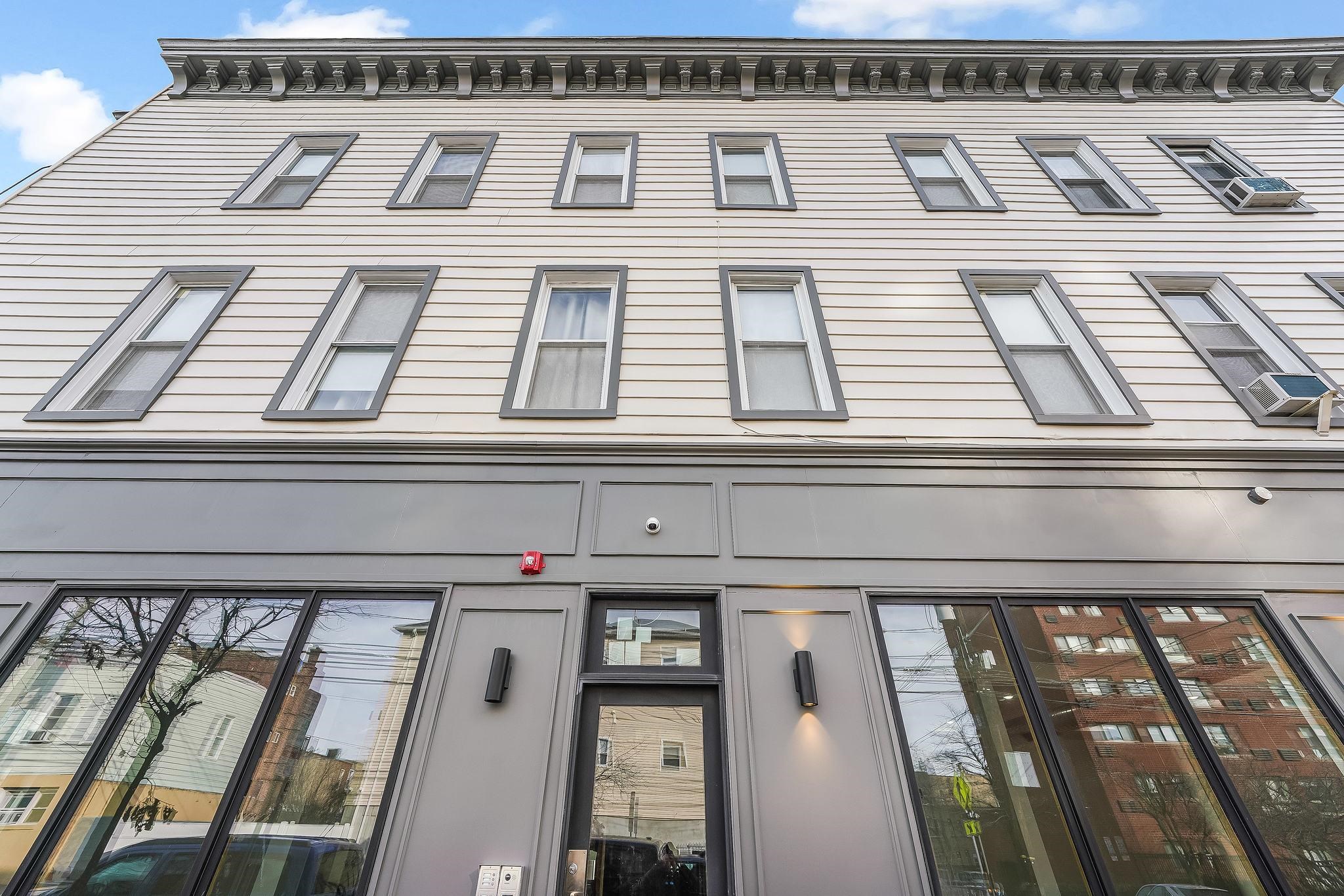 1074-1080 SUMMIT AVE