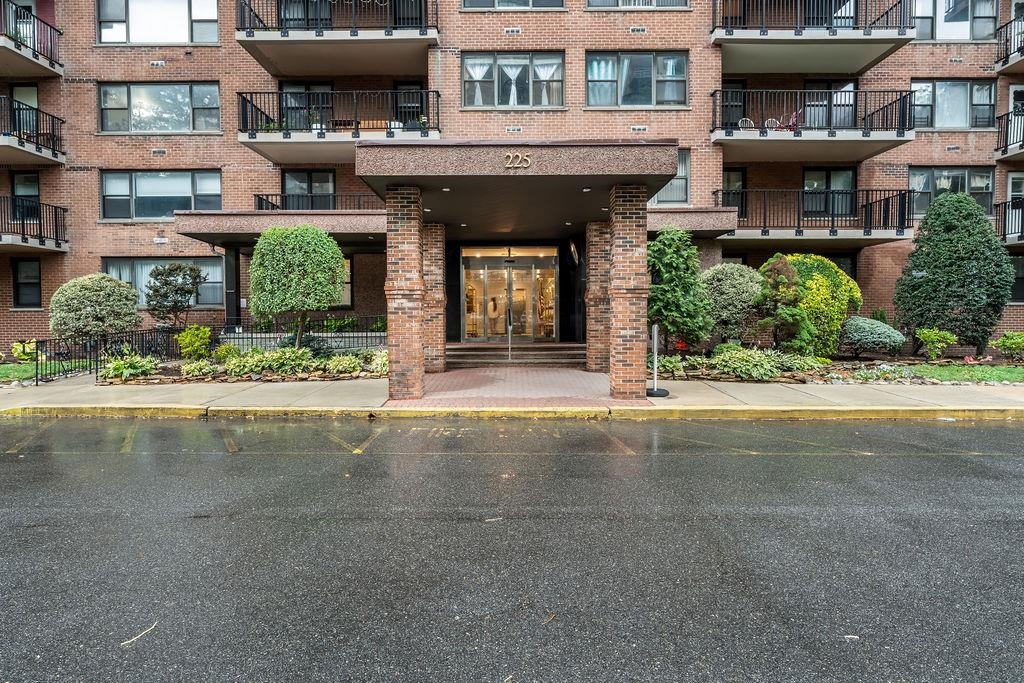 225 ST PAULS AVE Unit: 11D