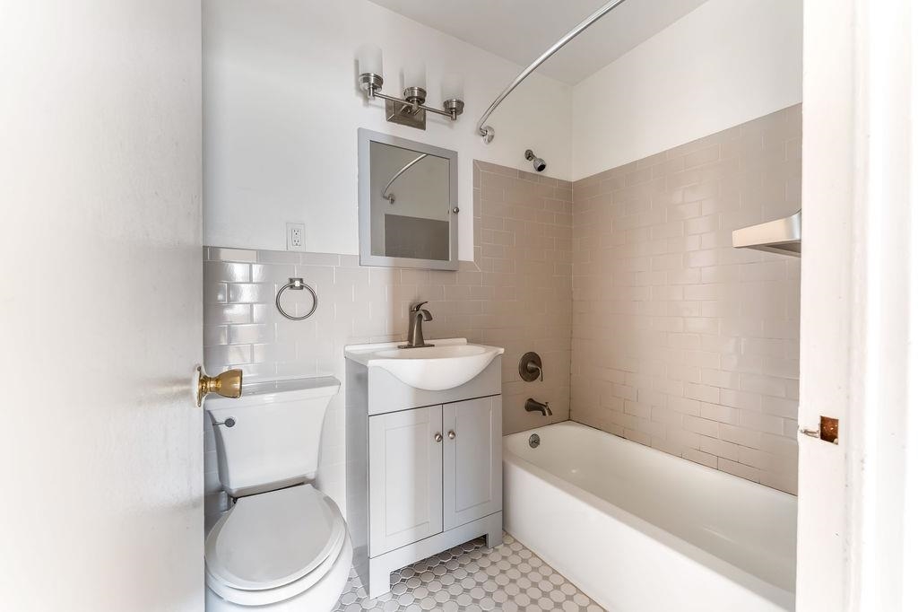 225 ST PAULS AVE Unit: 11D